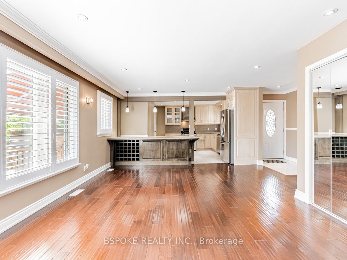 252 Thistle Down Boulevard Upper, Toronto, ON M9V 1K7 photo 4