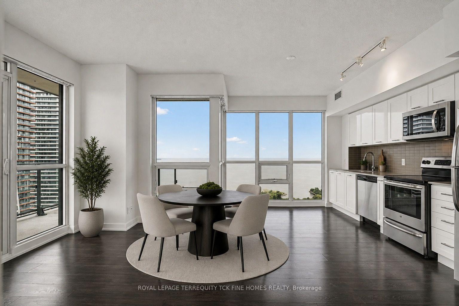 2200 Lake Shore Boulevard W 4209, Toronto, ON M8V 1A4 photo 4