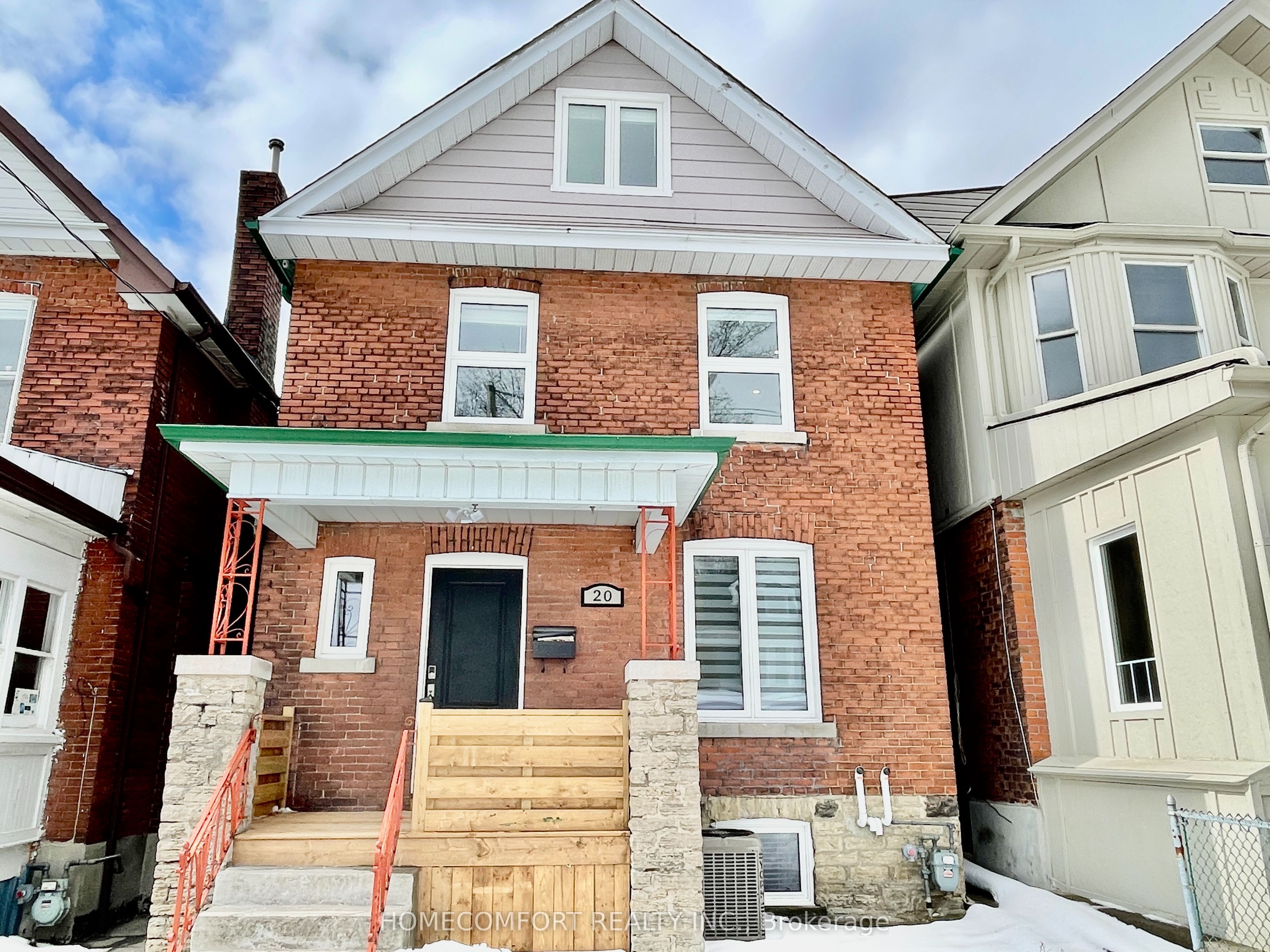 20 St Clair Gardens Main, Toronto, ON M6E 3V4
