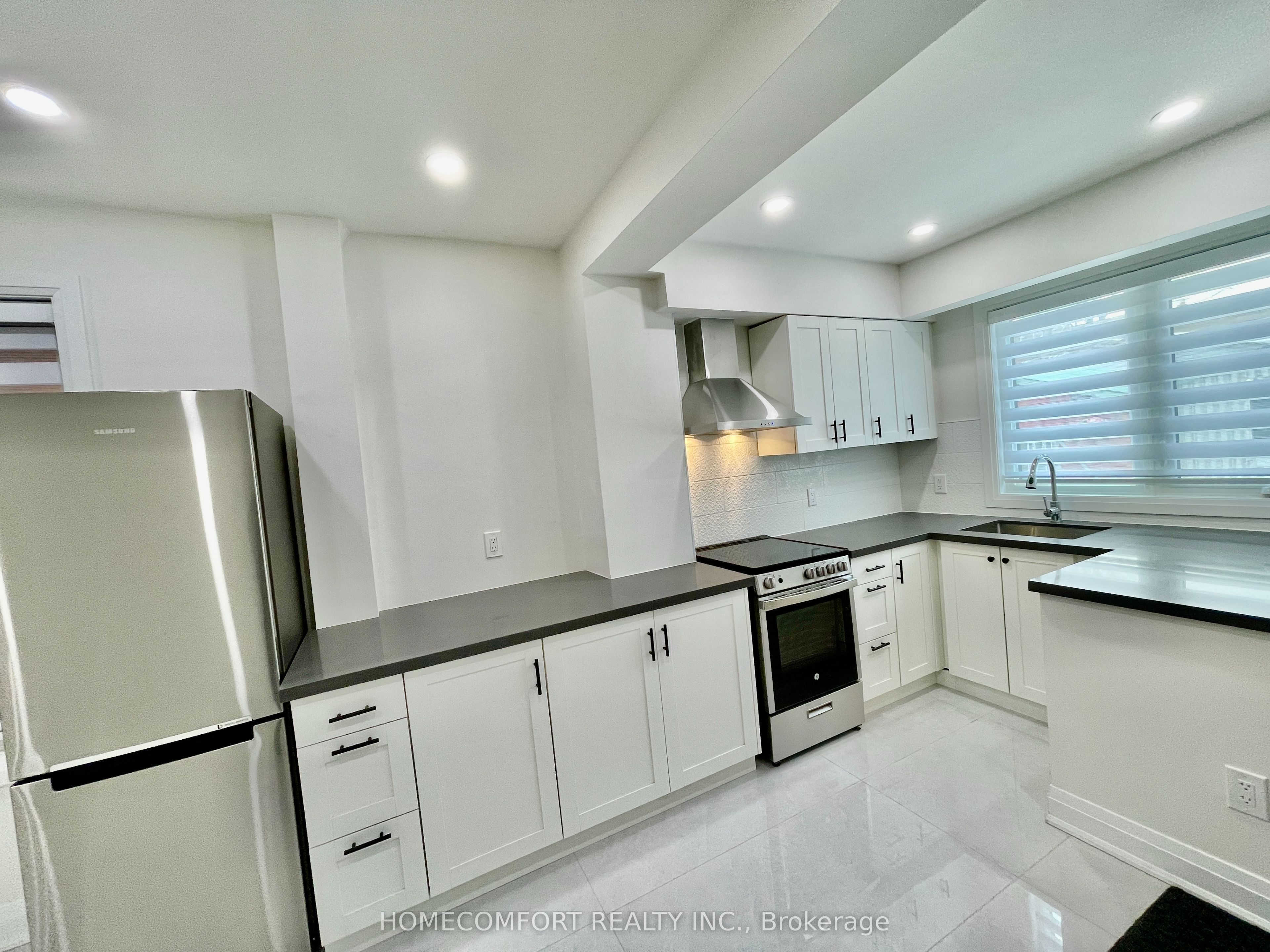 20 St Clair Gardens Main, Toronto, ON M6E 3V4 photo 2