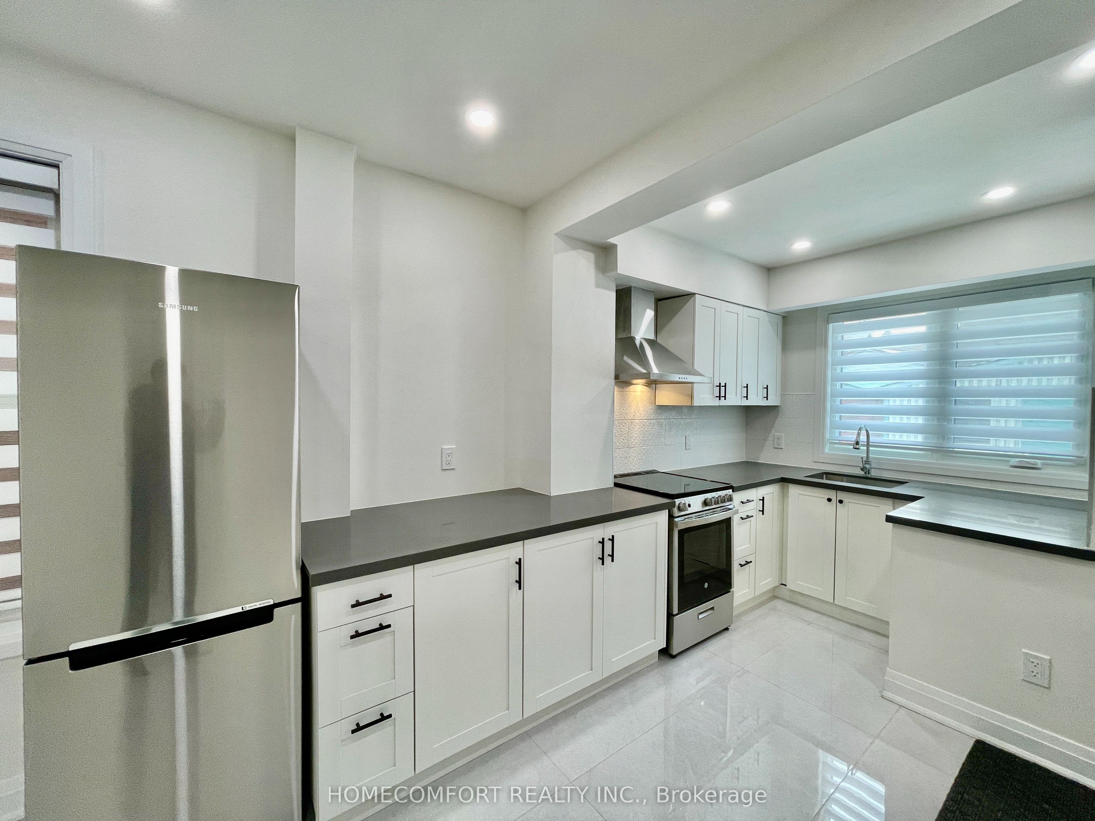20 St Clair Gardens Main, Toronto, ON M6E 3V4 photo 3