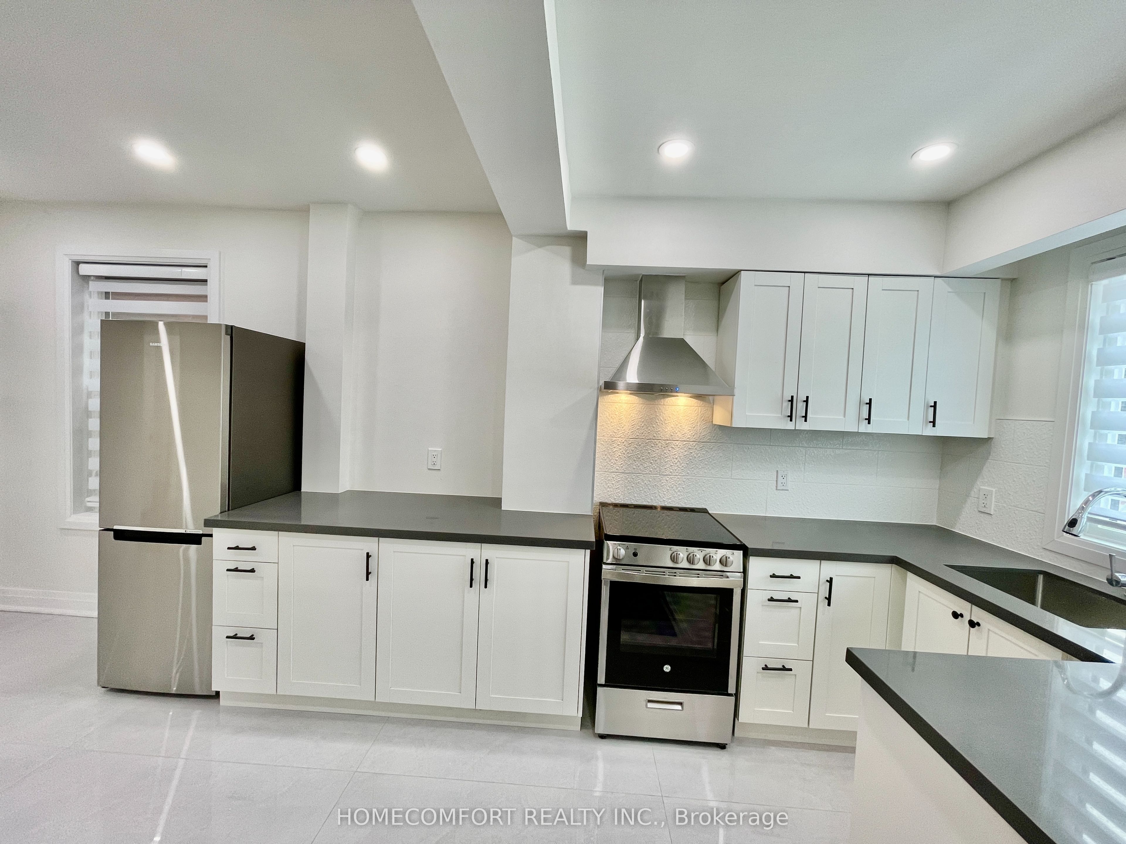 20 St Clair Gardens Main, Toronto, ON M6E 3V4 photo 4