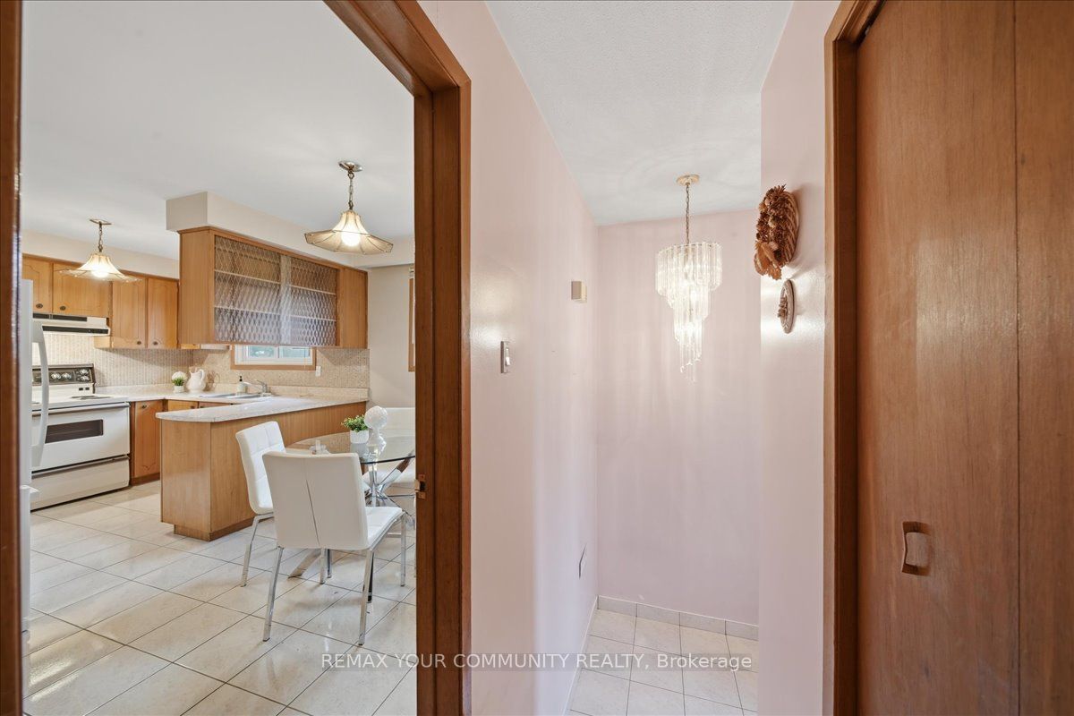 9 Hisey Crescent, Toronto, ON M3N 1T9 photo 3