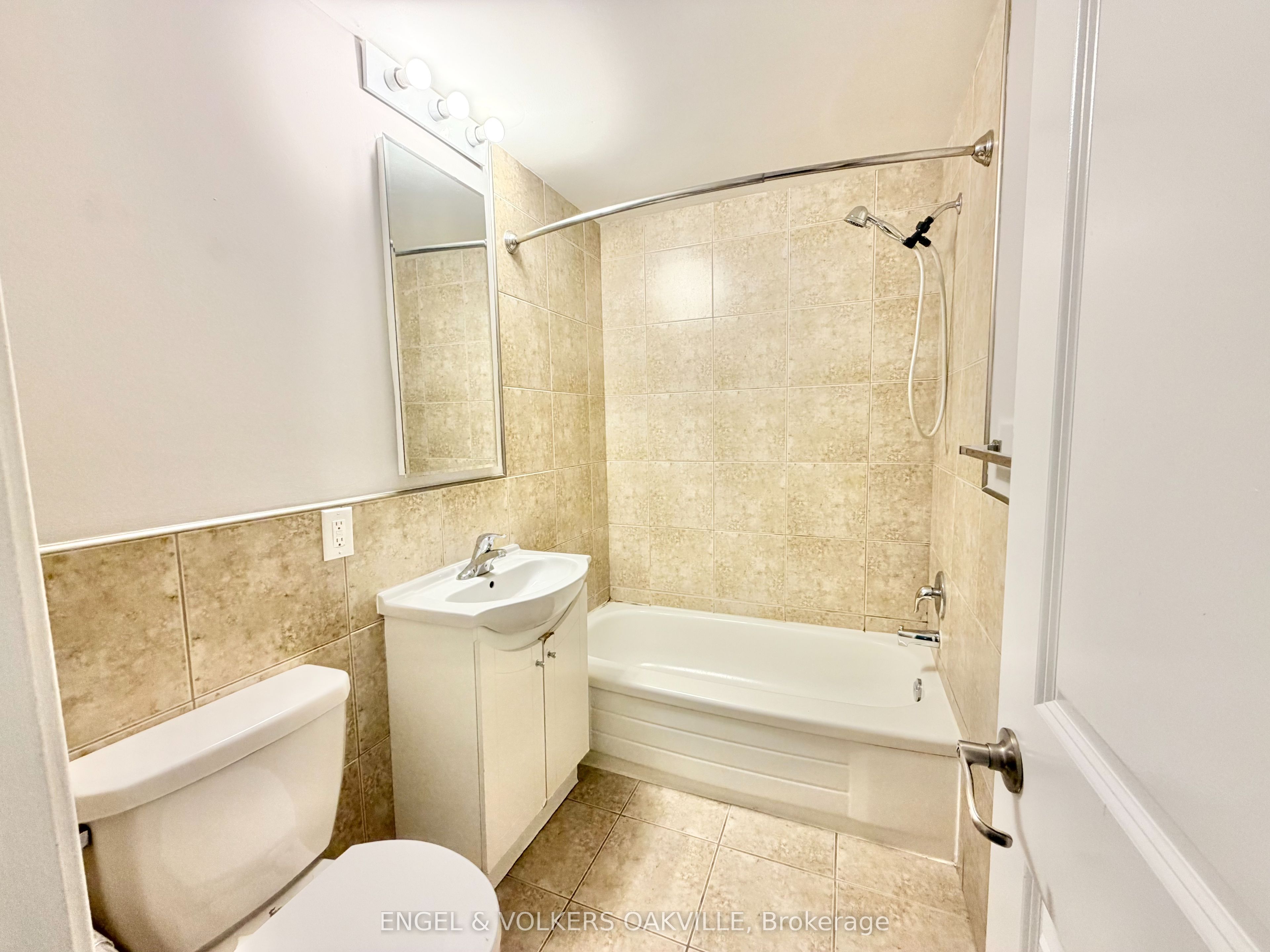 15 Thirty Third Street 112, Toronto, ON M8W 3G7 photo 5