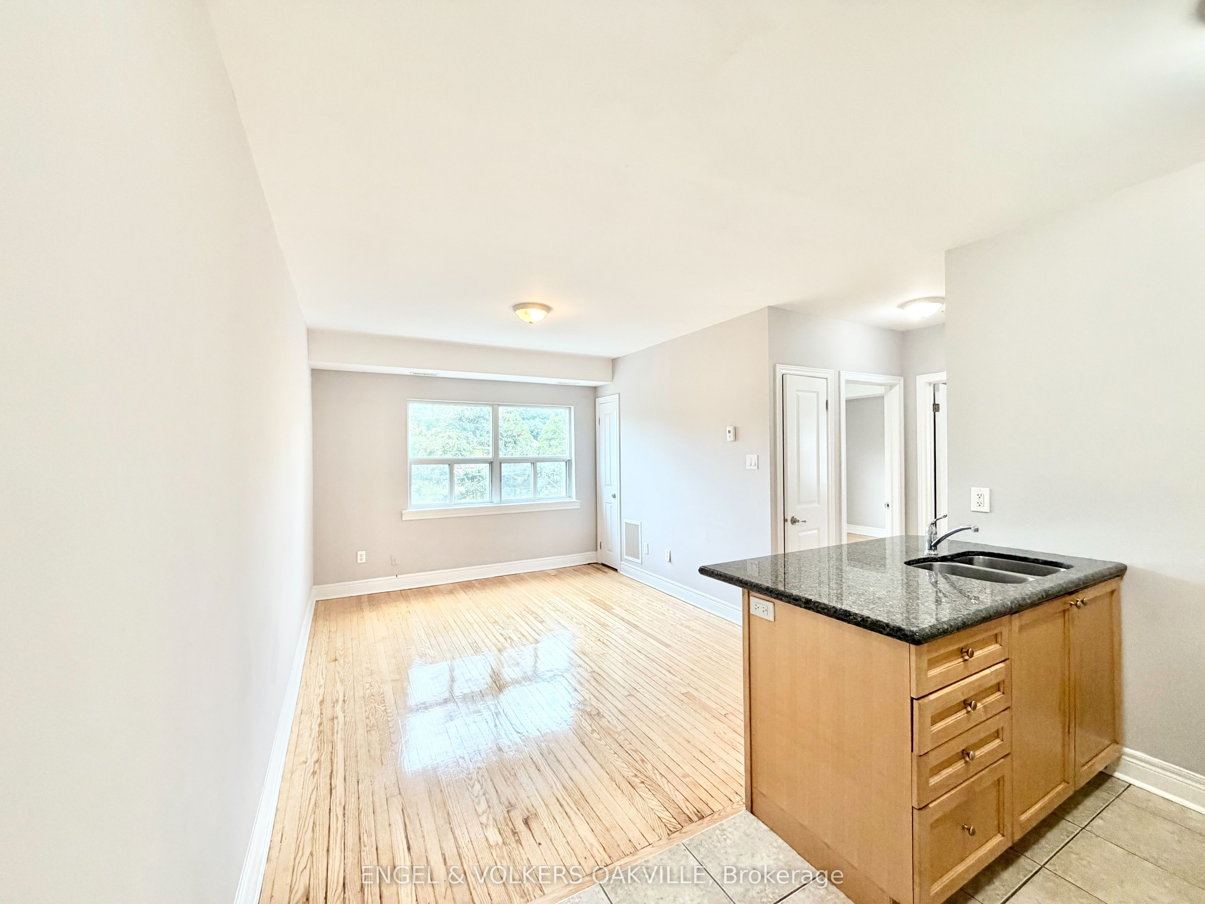 15 Thirty Third Street 302, Toronto, ON M8W 3G7 photo 2