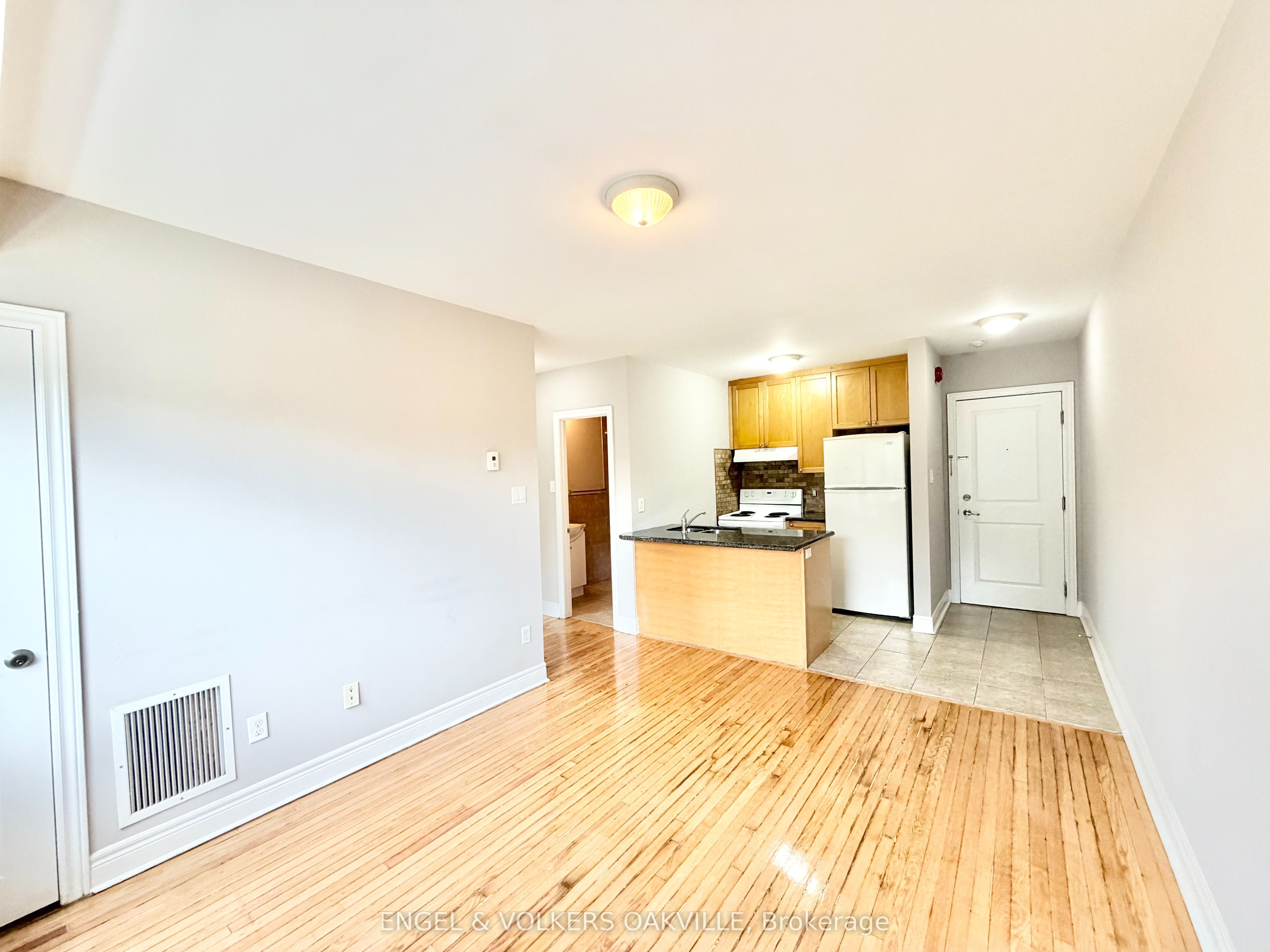 15 Thirty Third Street 302, Toronto, ON M8W 3G7 photo 3