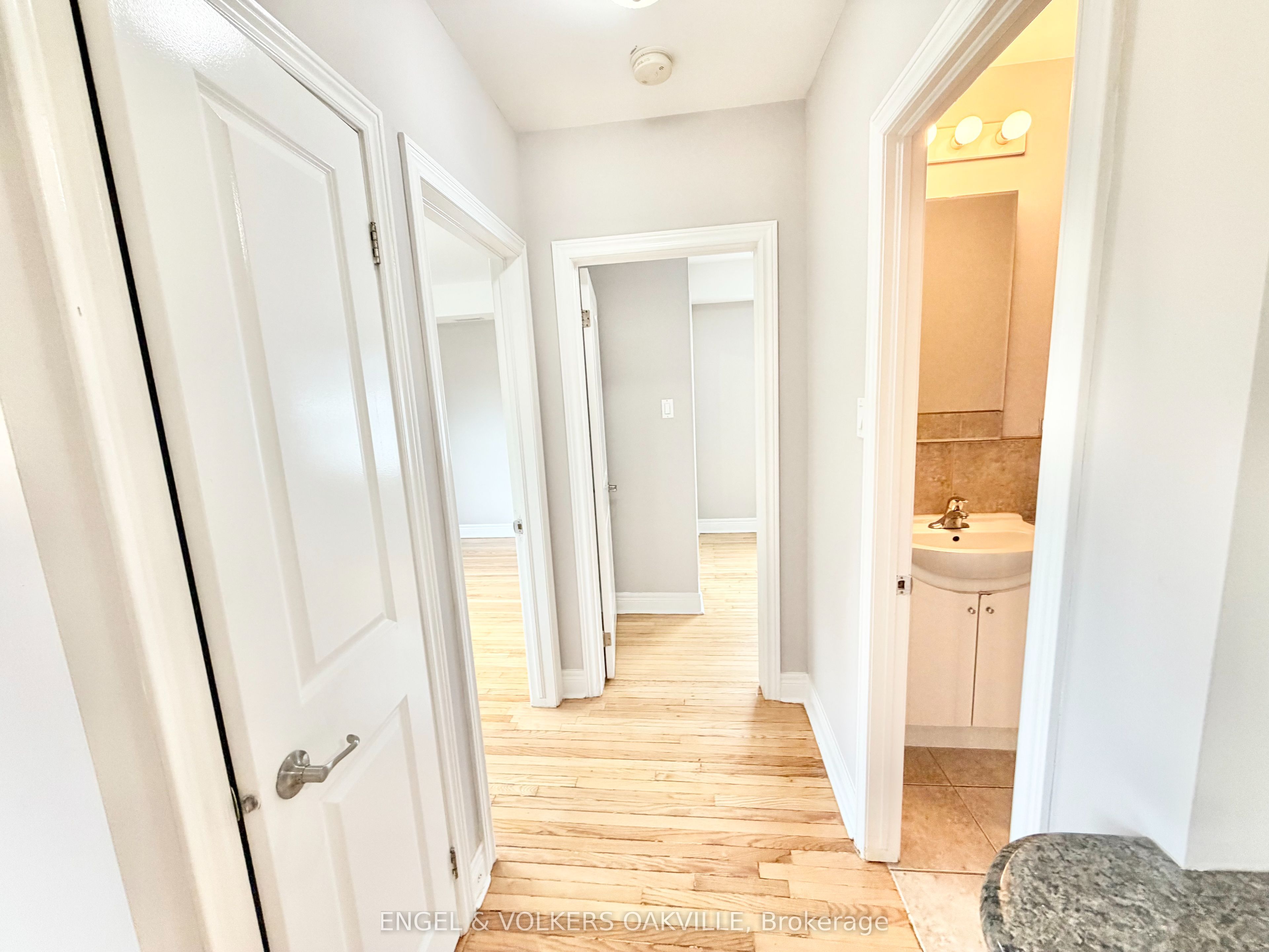 15 Thirty Third Street 302, Toronto, ON M8W 3G7 photo 4