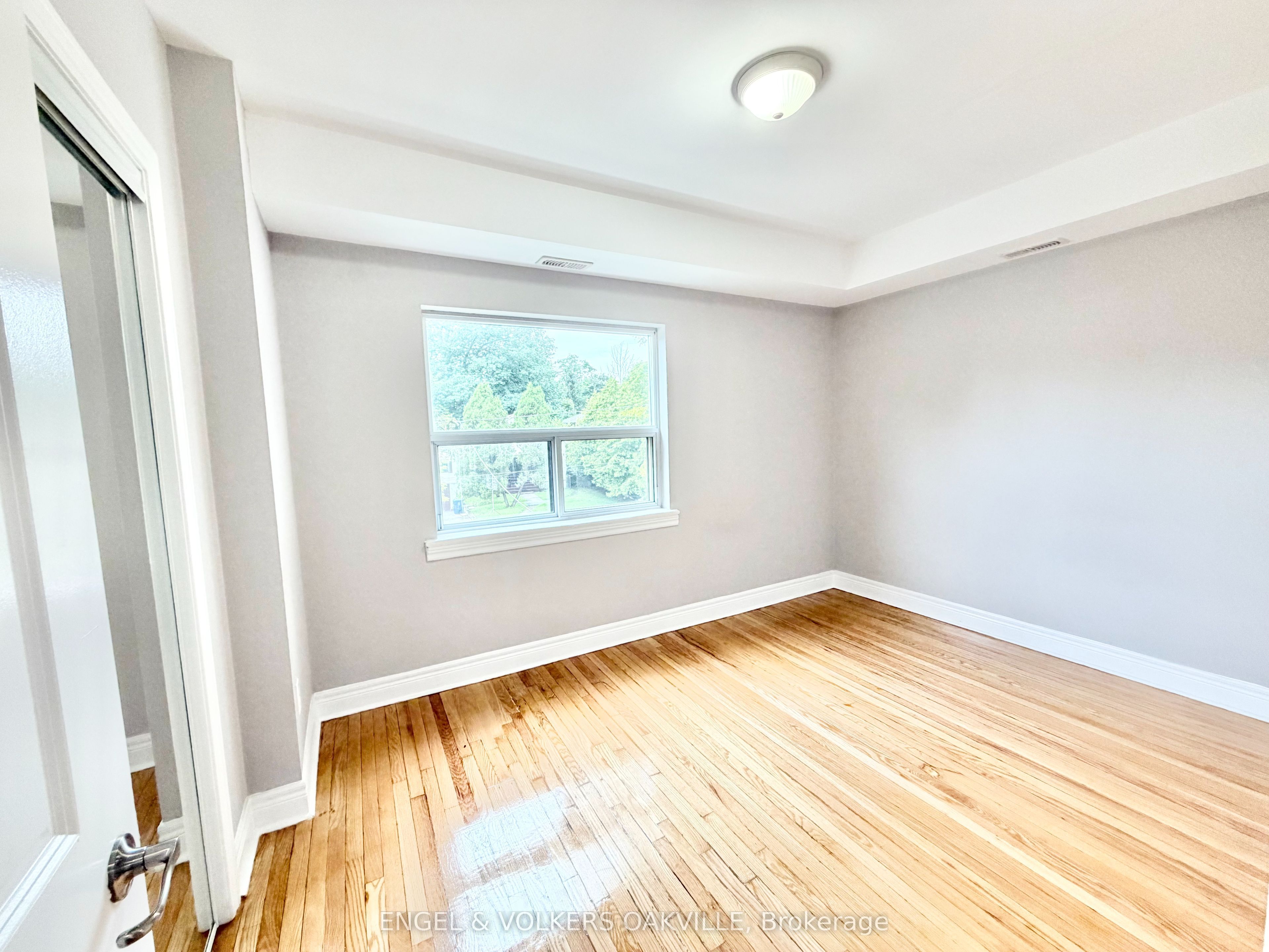 15 Thirty Third Street 302, Toronto, ON M8W 3G7 photo 5