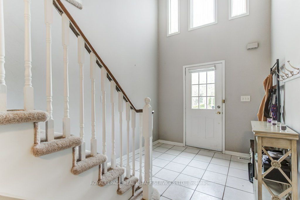 331 Ravineview Way, Oakville, ON L6H 6S5 photo 4