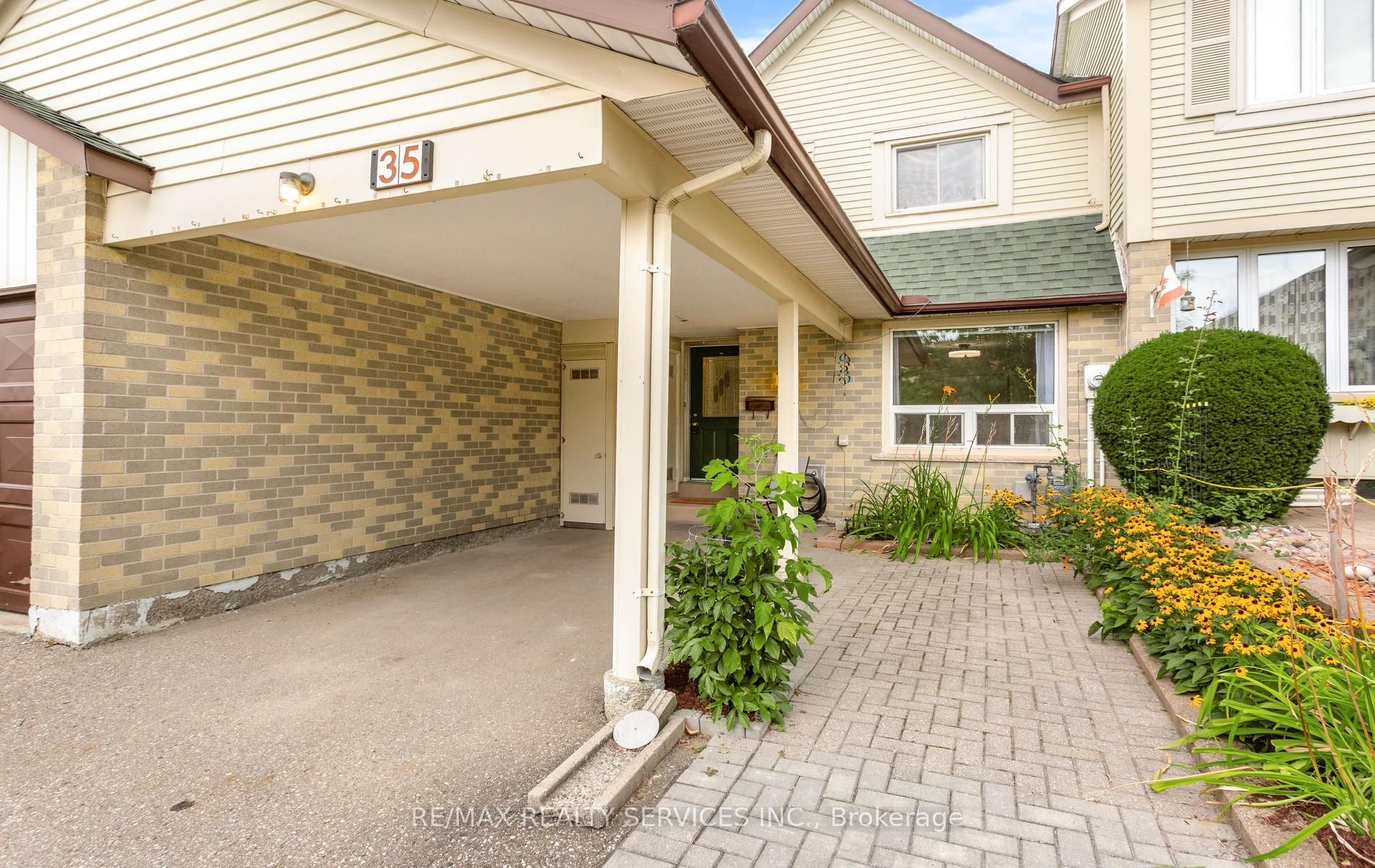 35 Sparklett Crescent, Brampton, ON L6Z 1M7 photo 2