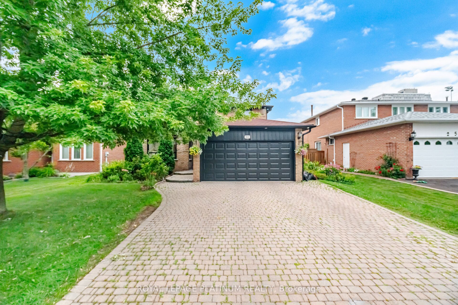 2542 Pollard Drive, Mississauga, ON L5C 3H1 photo 2