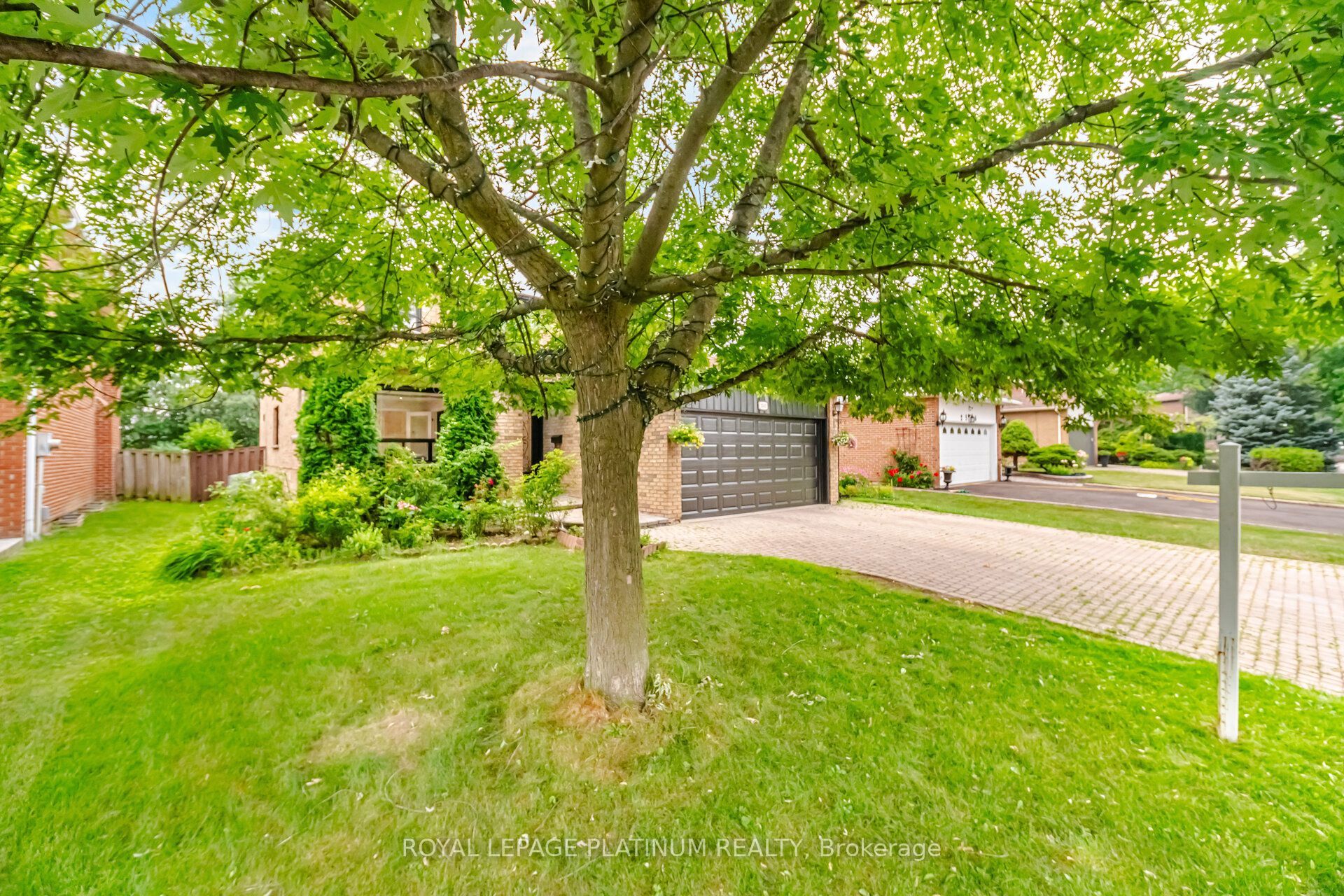 2542 Pollard Drive, Mississauga, ON L5C 3H1 photo 3