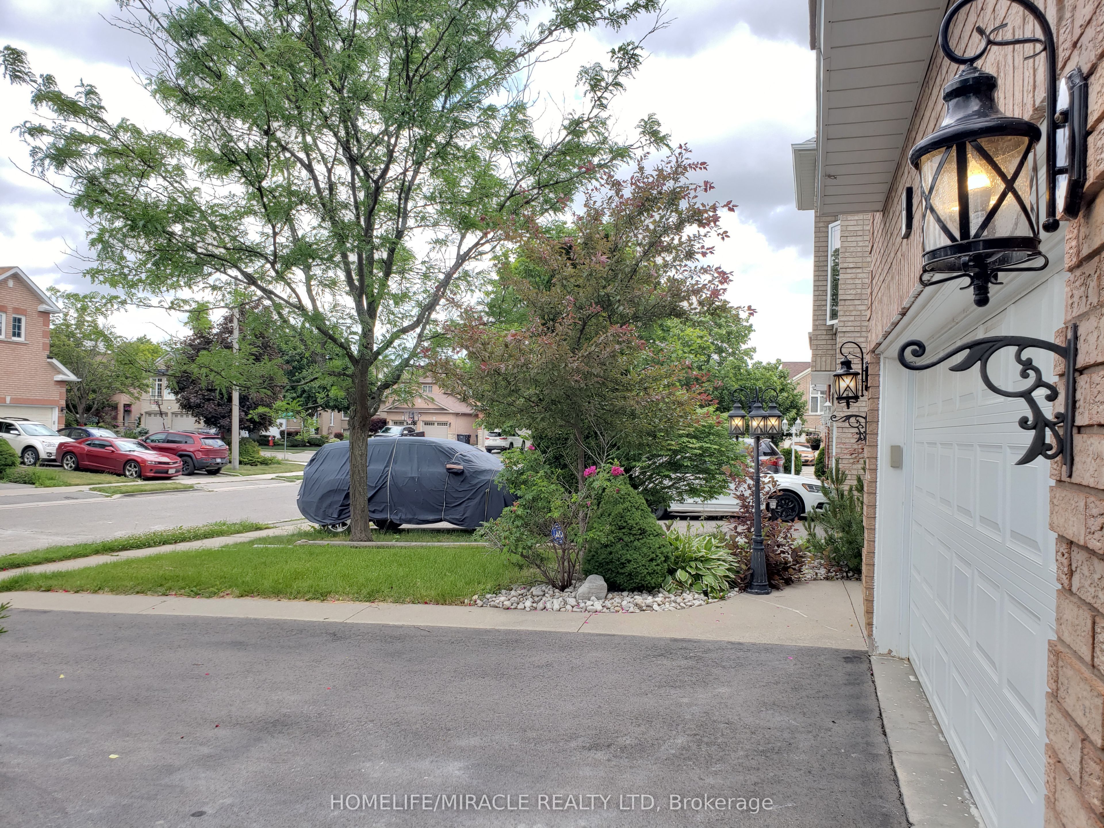 6 Sweet Briar Lane, Brampton, ON L6Z 4V3 photo 2