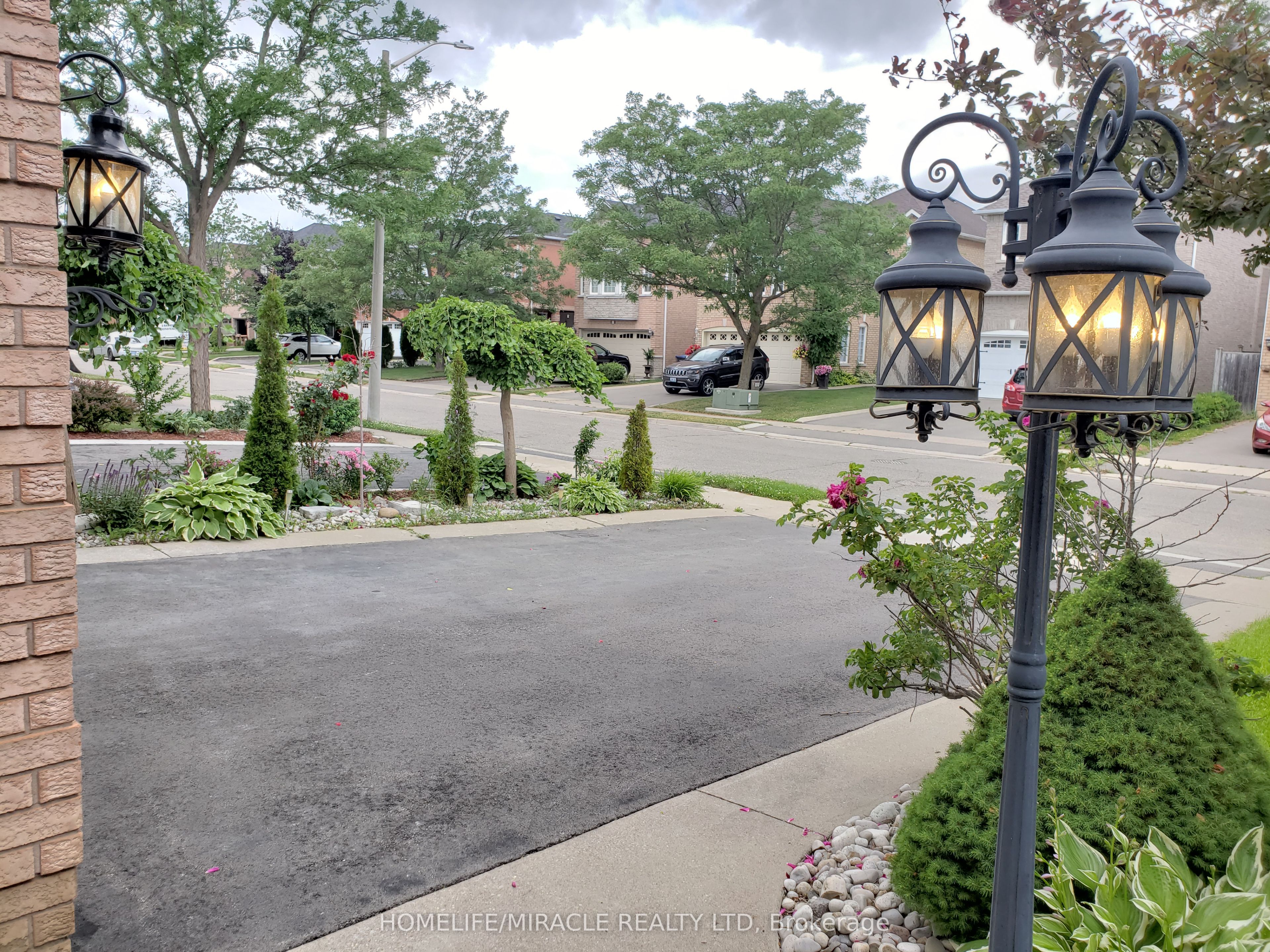 6 Sweet Briar Lane, Brampton, ON L6Z 4V3 photo 3