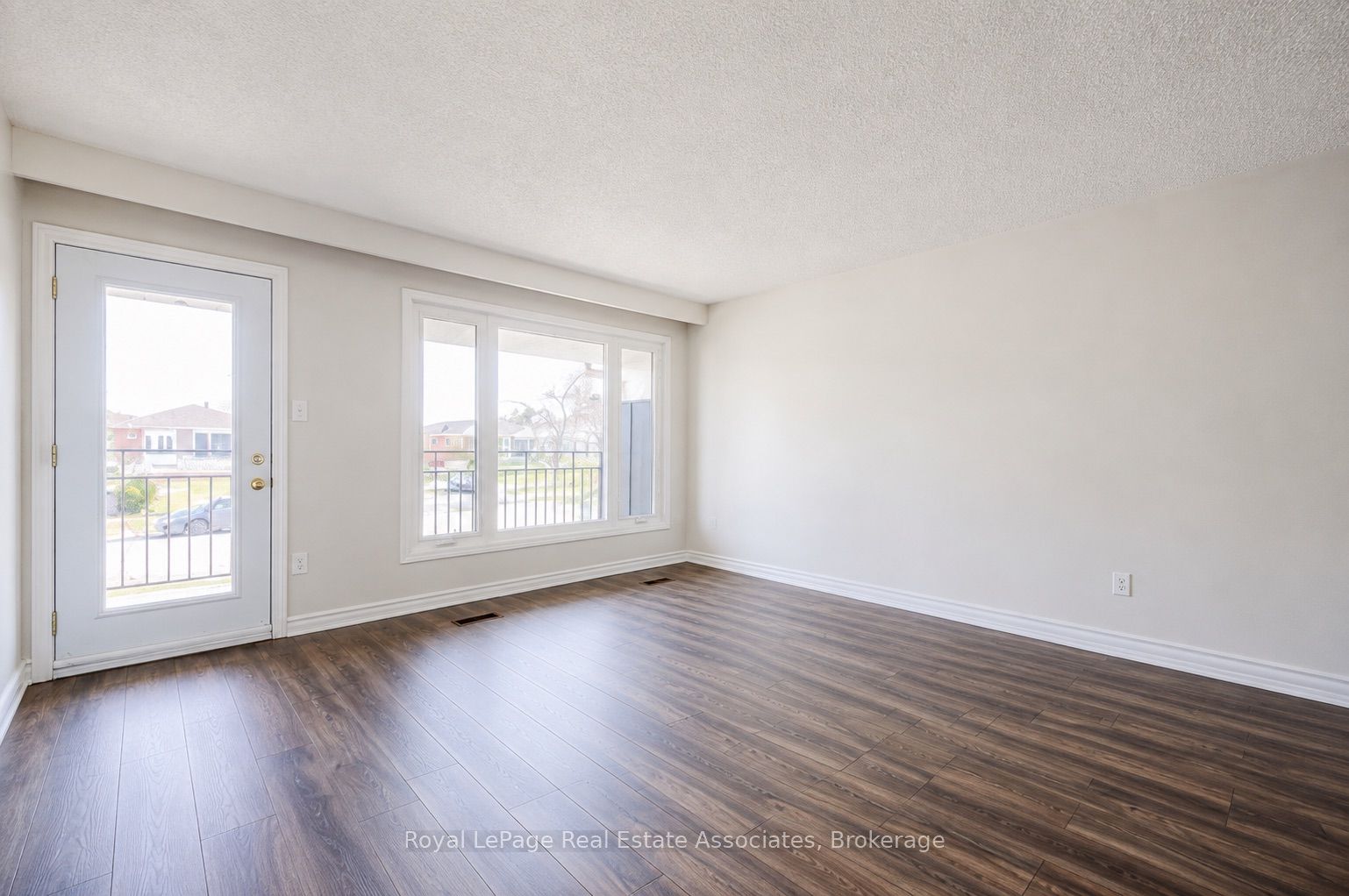 2393 Whaley Drive Upper, Mississauga, ON L5B 2B3 photo 3