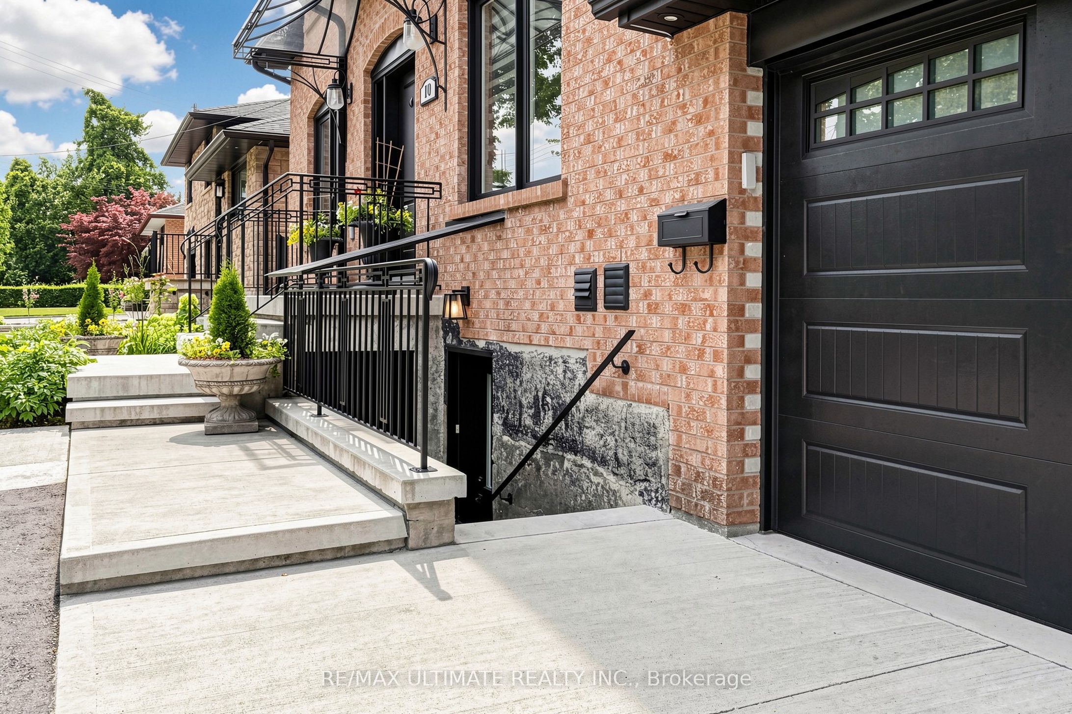 10 Warbeck Place Lower, Toronto, ON M9R 3C3