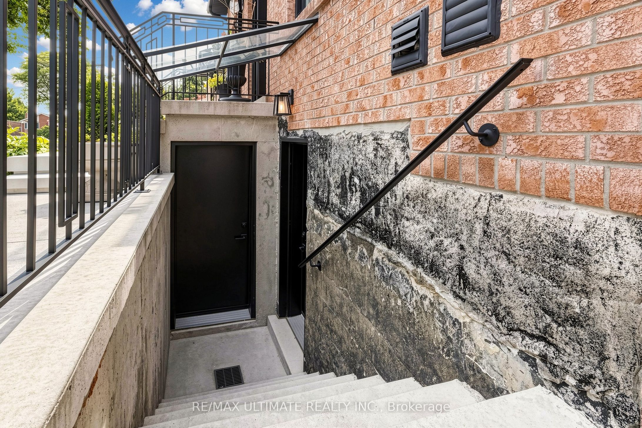 10 Warbeck Place Lower, Toronto, ON M9R 3C3 photo 2