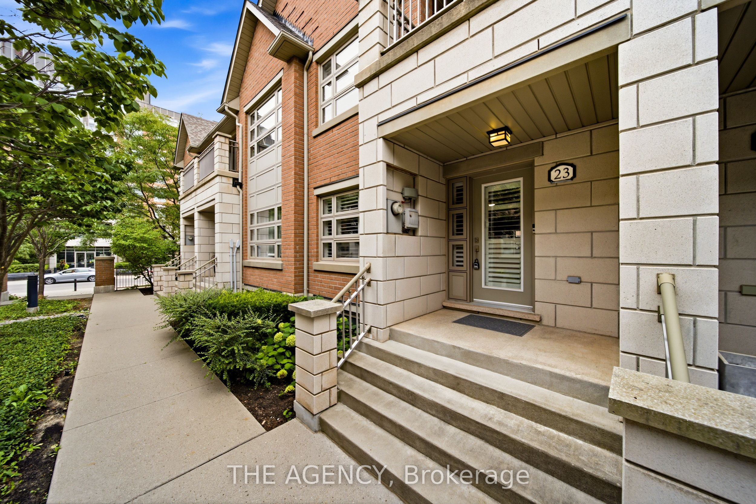 2460 Prince Michael Drive 23, Oakville, ON L6H 0G8 photo 2