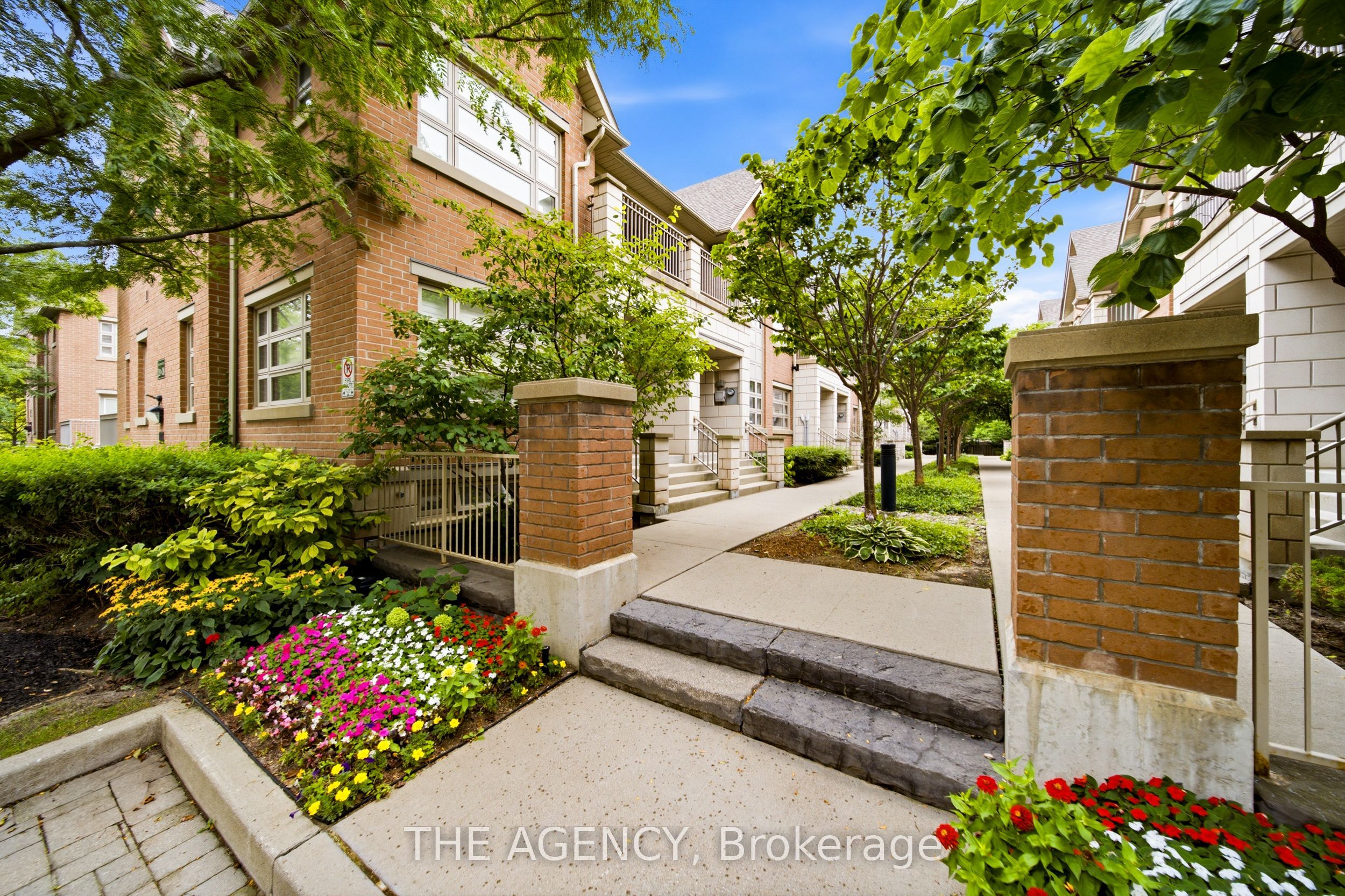 2460 Prince Michael Drive 23, Oakville, ON L6H 0G8 photo 3