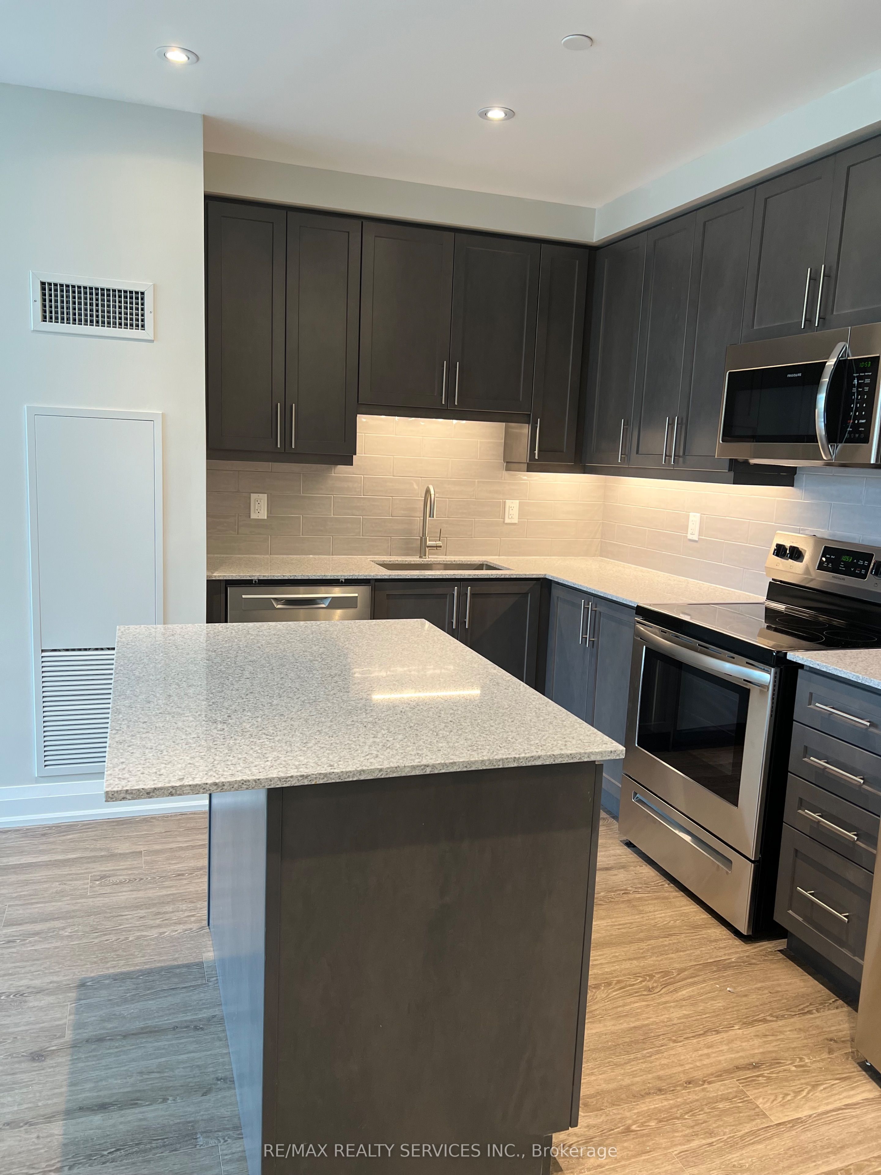 15 Lynch Street 303, Brampton, ON L6W 0C7 photo 2