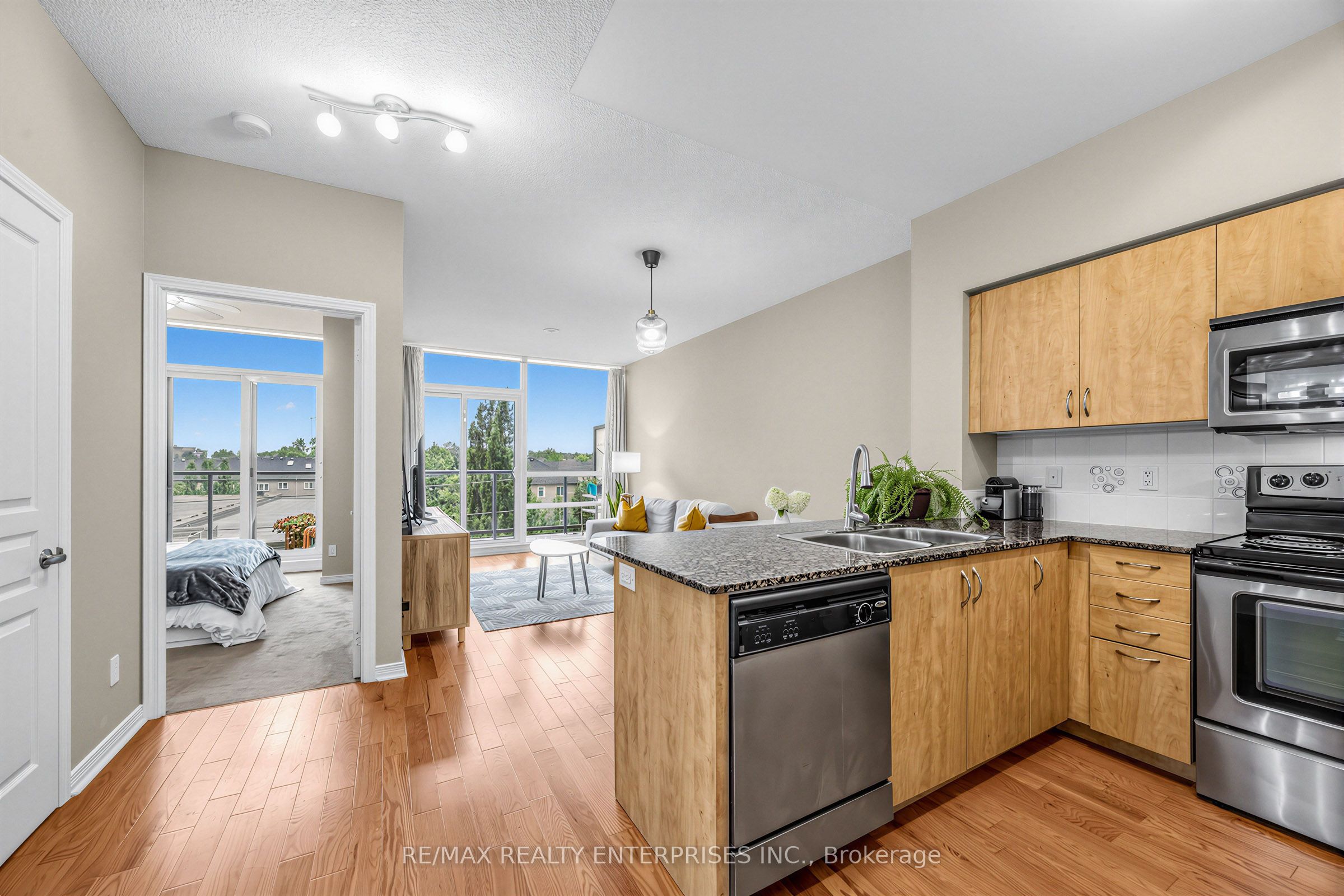 15 Legion Road 304, Toronto, ON M8V 0A9 photo 2