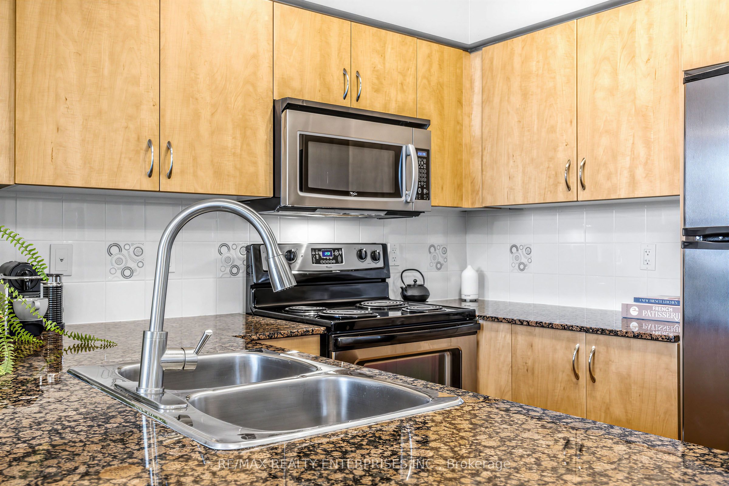 15 Legion Road 304, Toronto, ON M8V 0A9 photo 5