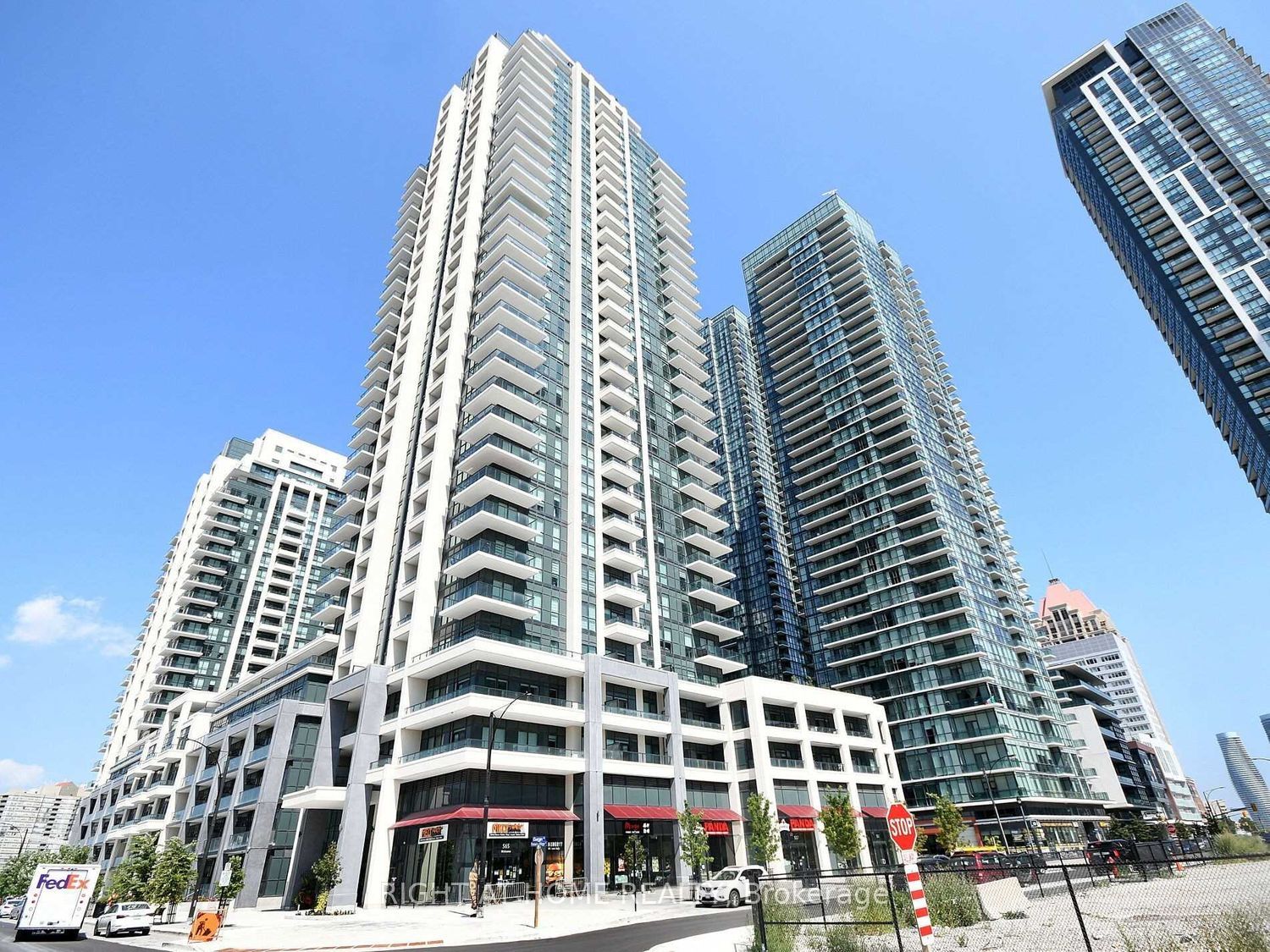 4055 Parkside Village Drive 2820, Mississauga, ON L5B 0K8 photo 2