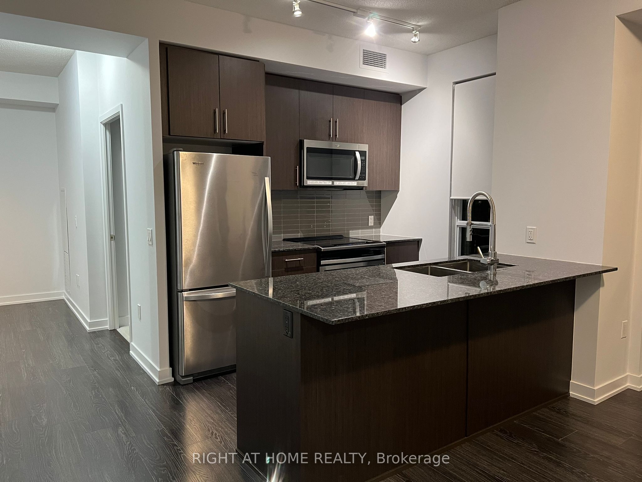 4055 Parkside Village Drive 2820, Mississauga, ON L5B 0K8 photo 5