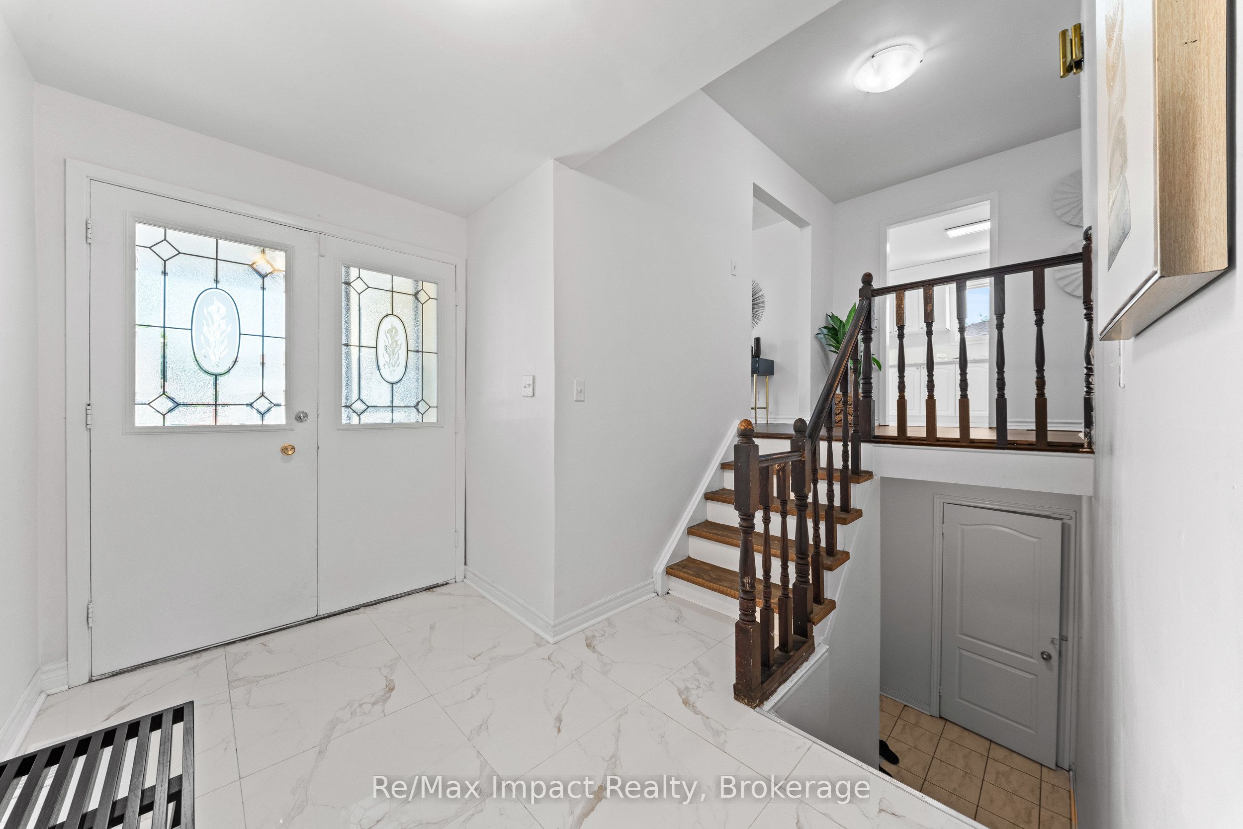 3874 Brandon Gate Drive, Mississauga, ON L4T 3N6 photo 2