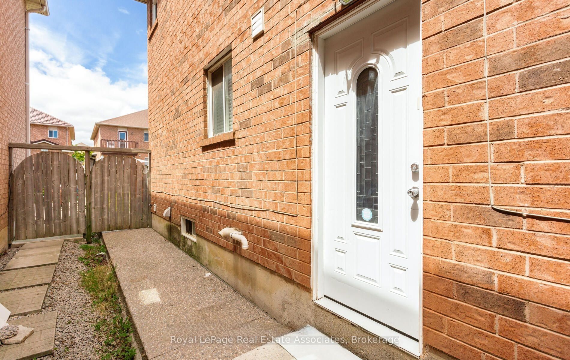116 Lake Louise Drive Lower, Brampton, ON L6X 4Z8 photo 2