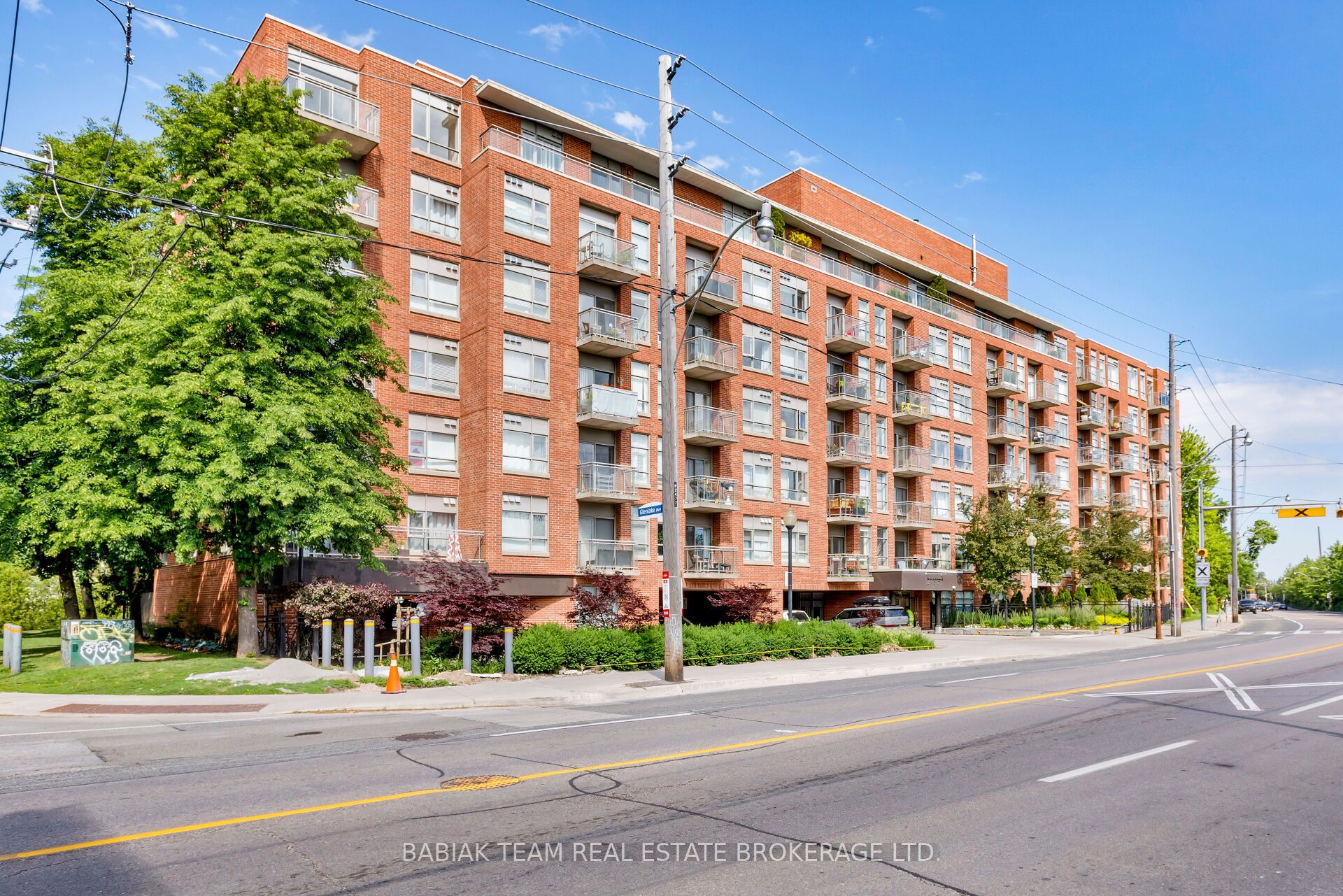 2495 Dundas Street West Street 307, Toronto, ON M6P 1X4 photo 2