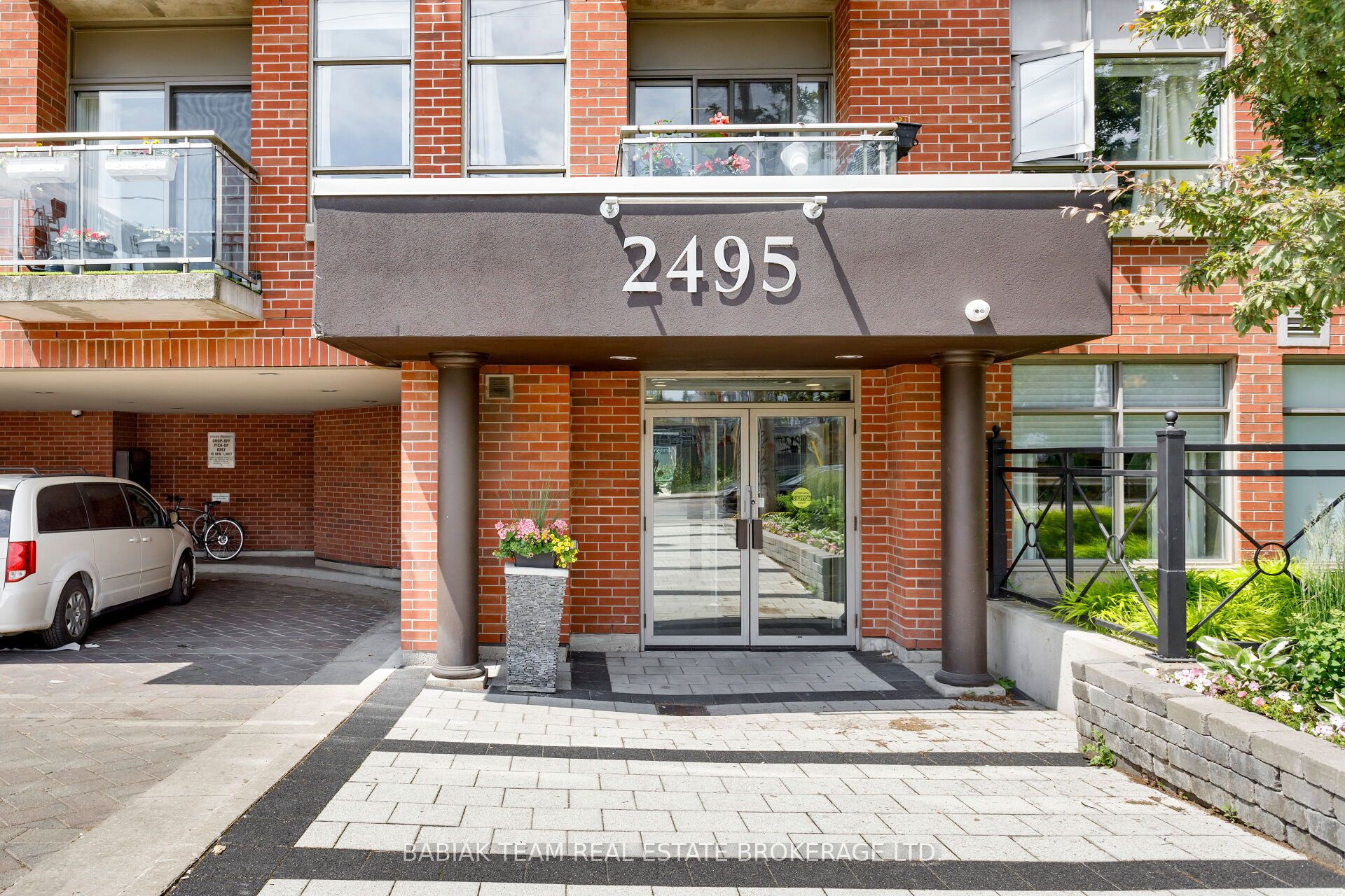 2495 Dundas Street West Street 307, Toronto, ON M6P 1X4 photo 3