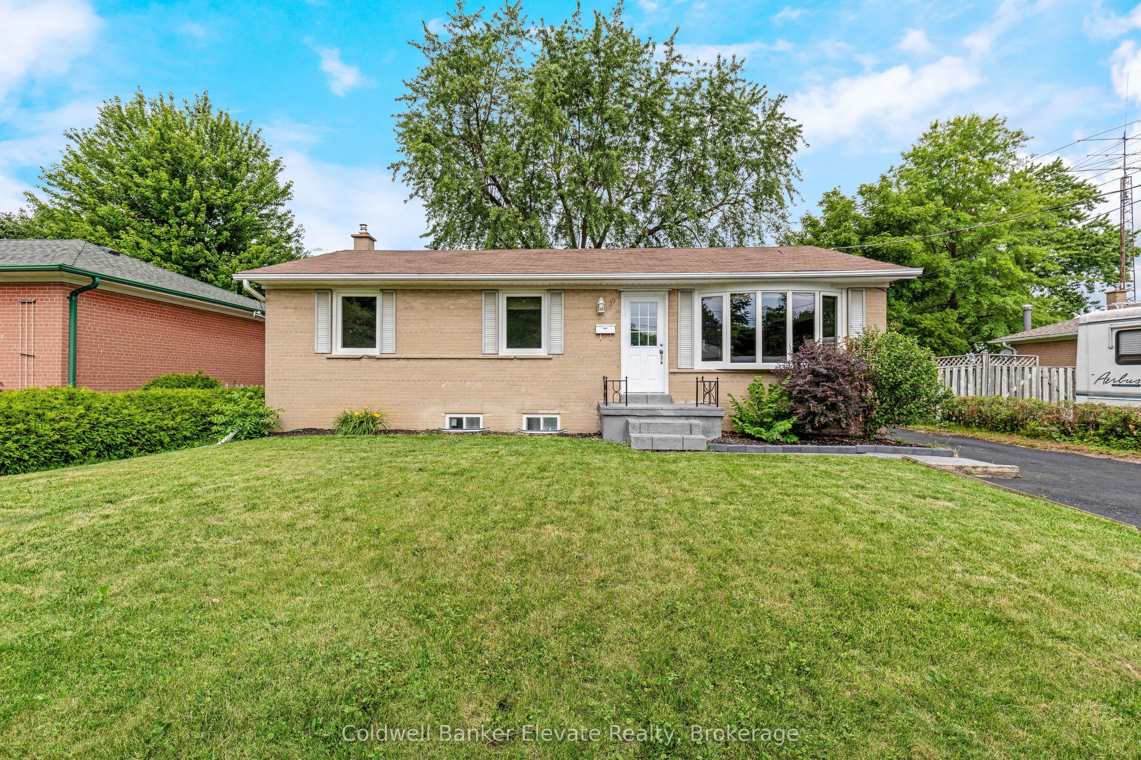 39 McGilvray Crescent, Halton Hills, ON L7G 1L7 photo 2