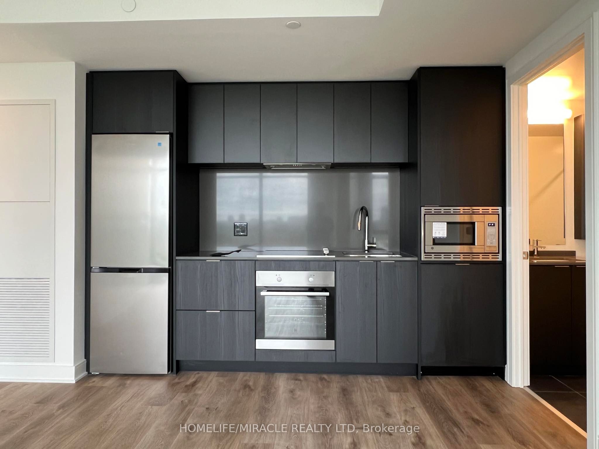 86 Dundas Street E 1603, Mississauga, ON L5A 1W4 photo 3