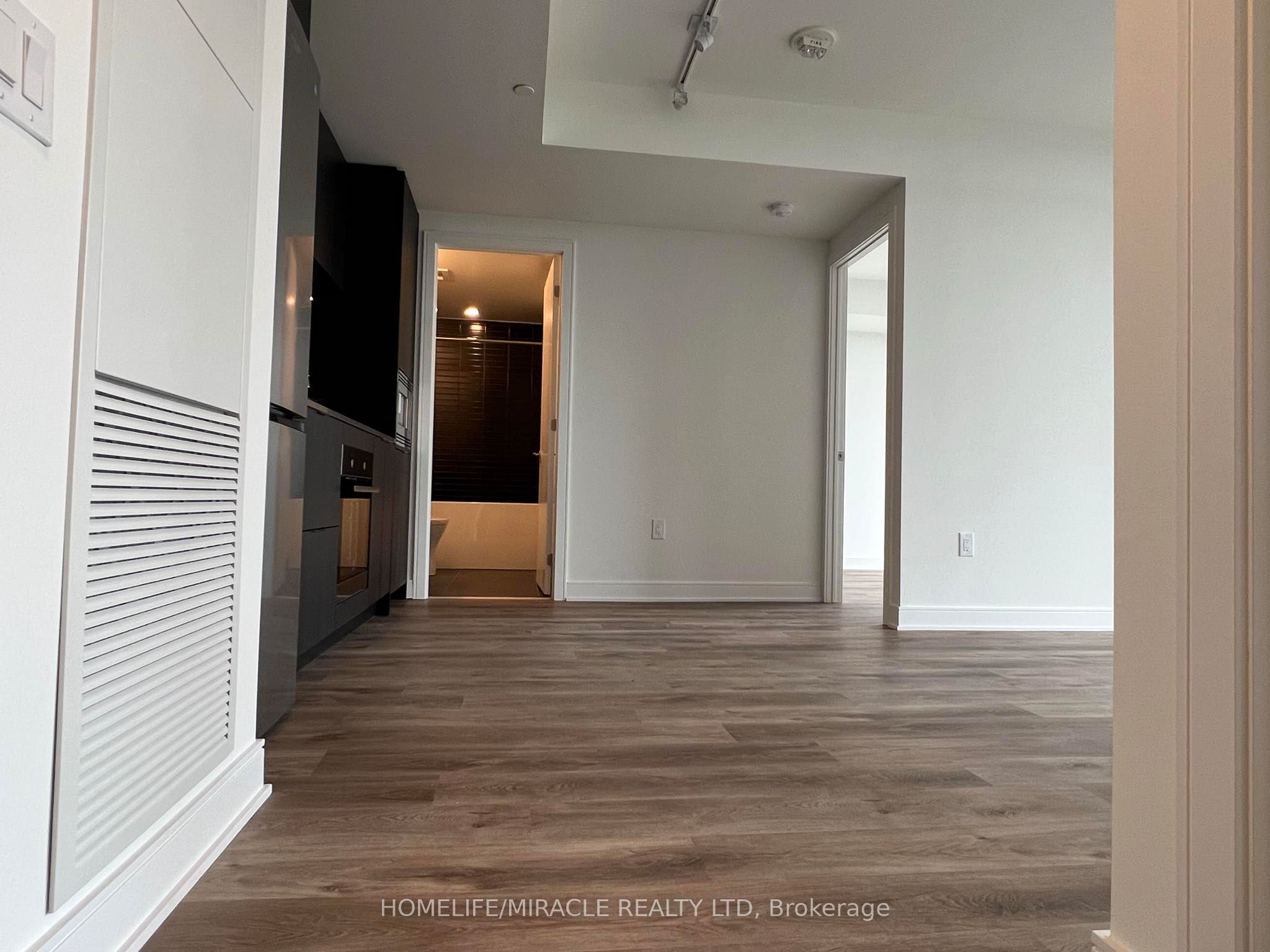 86 Dundas Street E 1603, Mississauga, ON L5A 1W4 photo 4