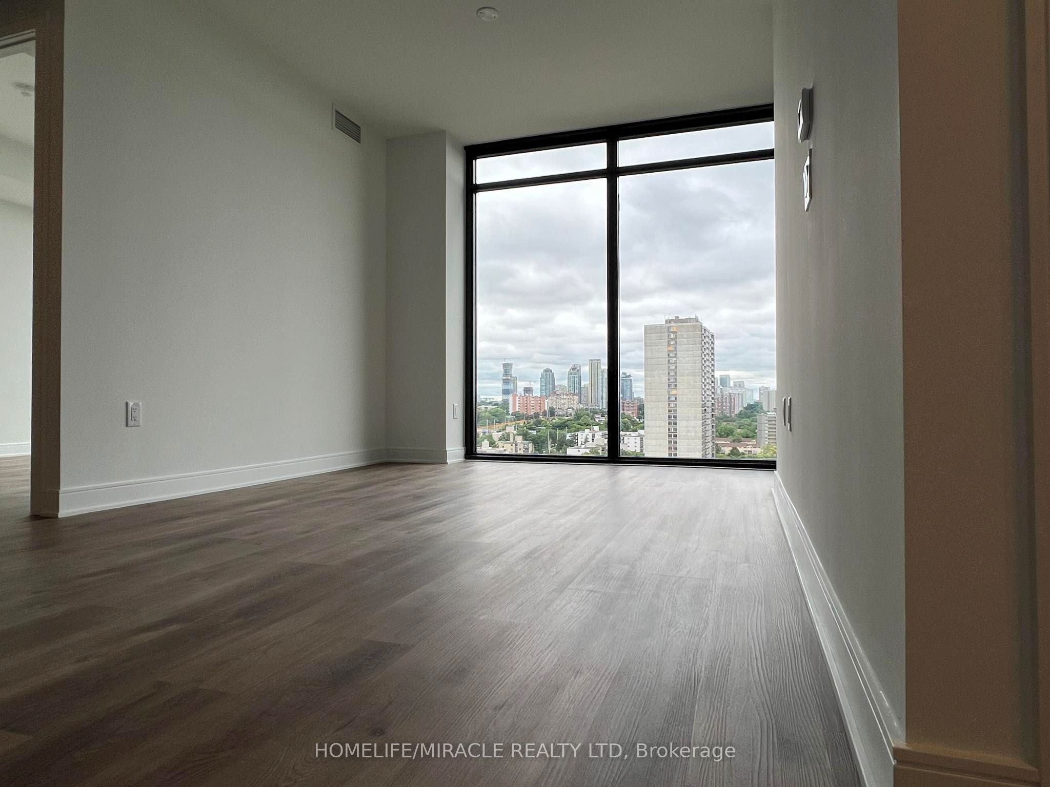 86 Dundas Street E 1603, Mississauga, ON L5A 1W4 photo 5