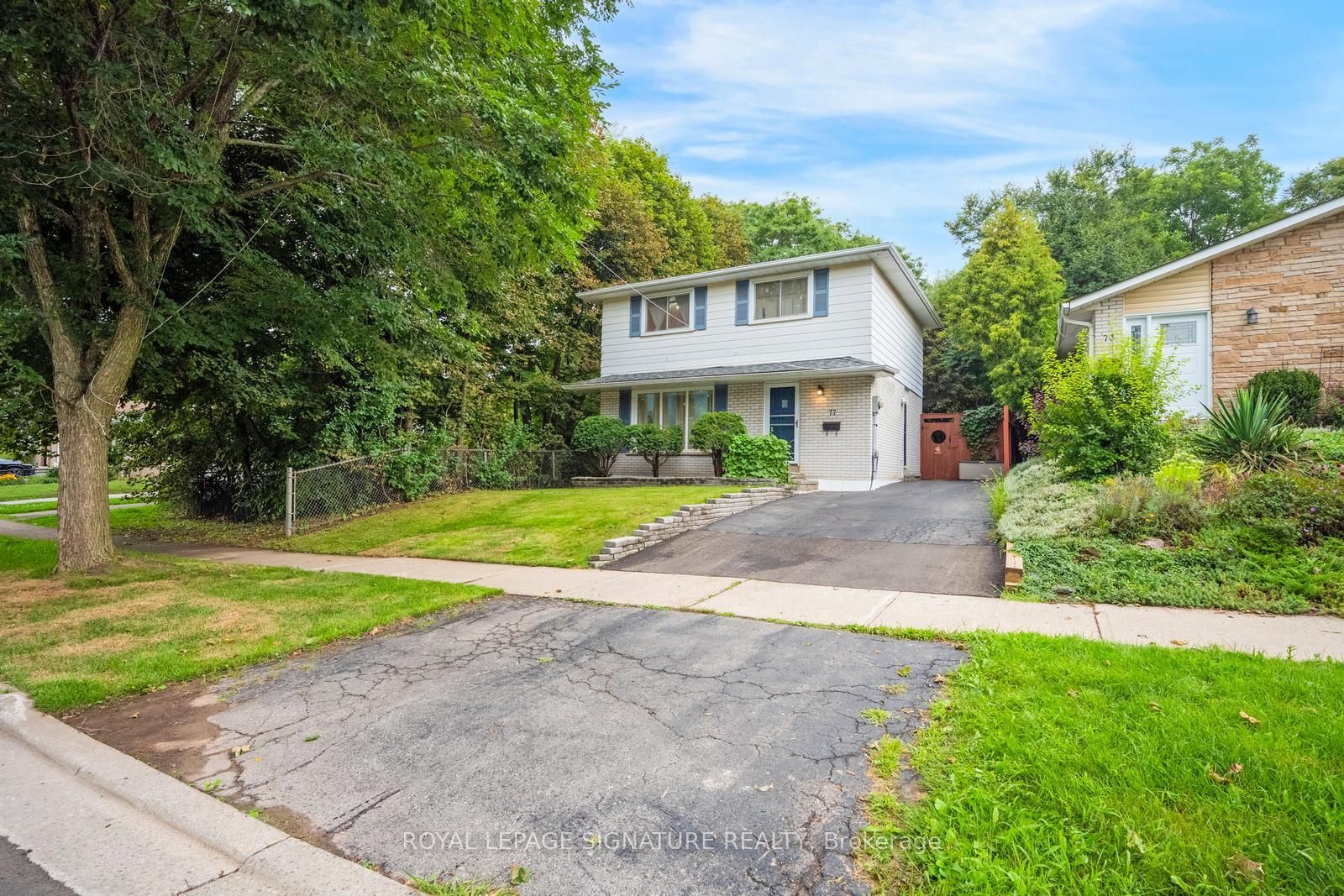 77 McCraney Street W, Oakville, ON L6H 1H5 photo 2