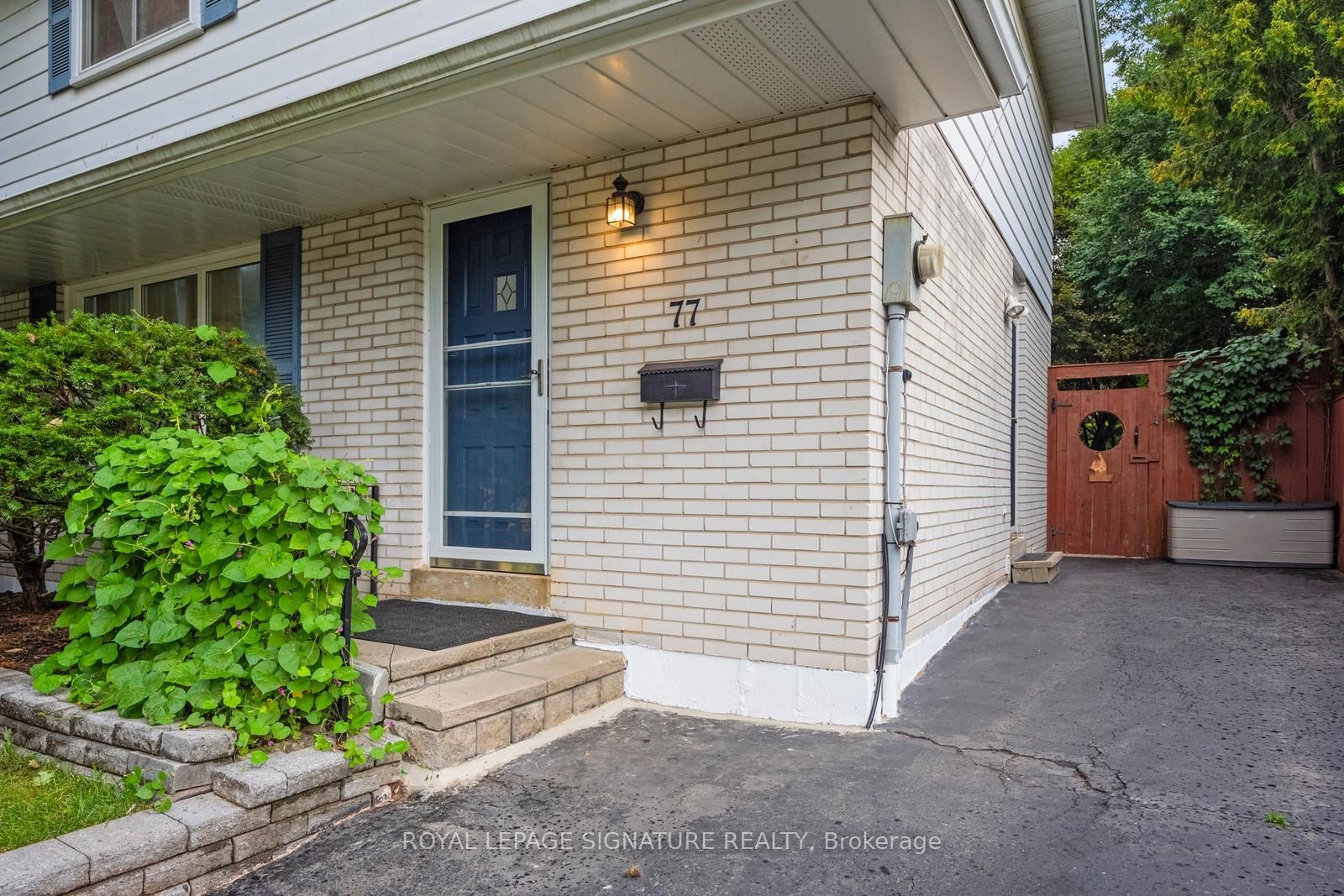 77 McCraney Street W, Oakville, ON L6H 1H5 photo 3