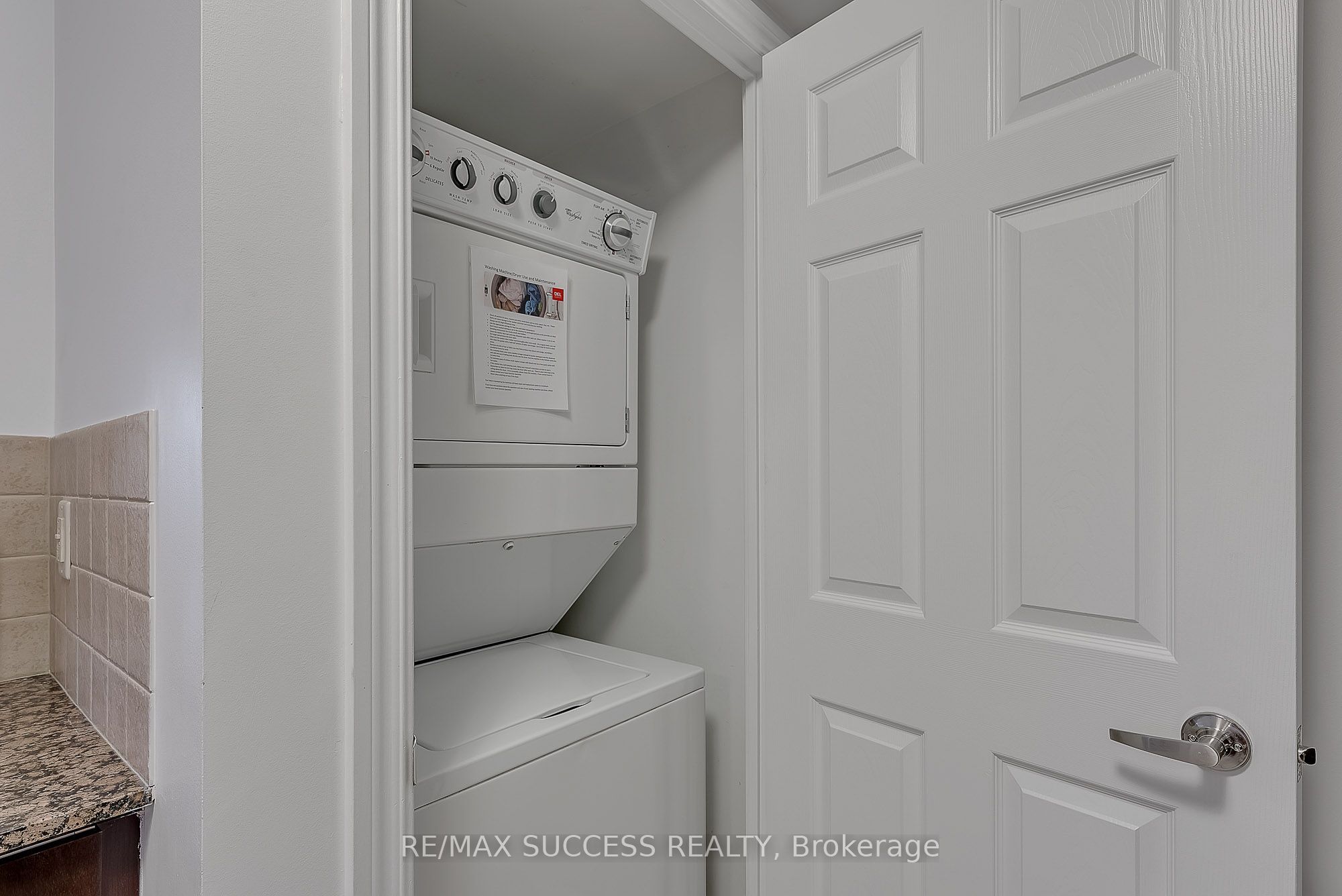 310 Burnhamthorpe Road W 203, Mississauga, ON L5B 4P9 photo 4