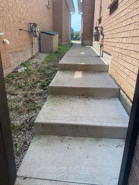 3766 Forest Bluff Crescent, Mississauga, ON L5N 7T7 photo 2