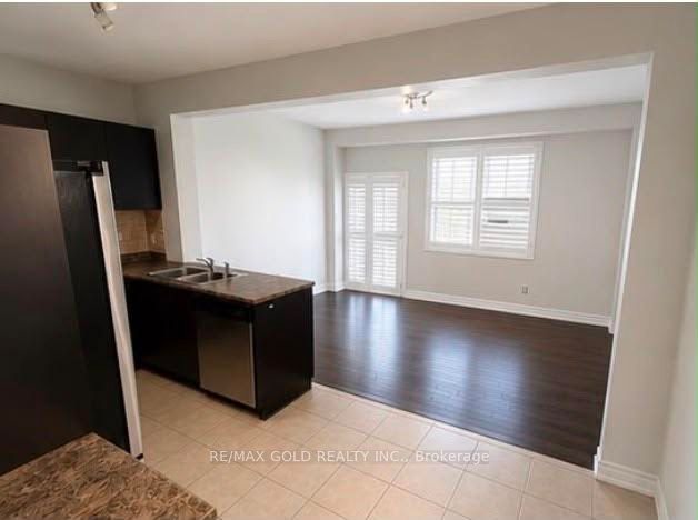 765 Millworks Crescent, Mississauga, ON L5V 0B9 photo 2
