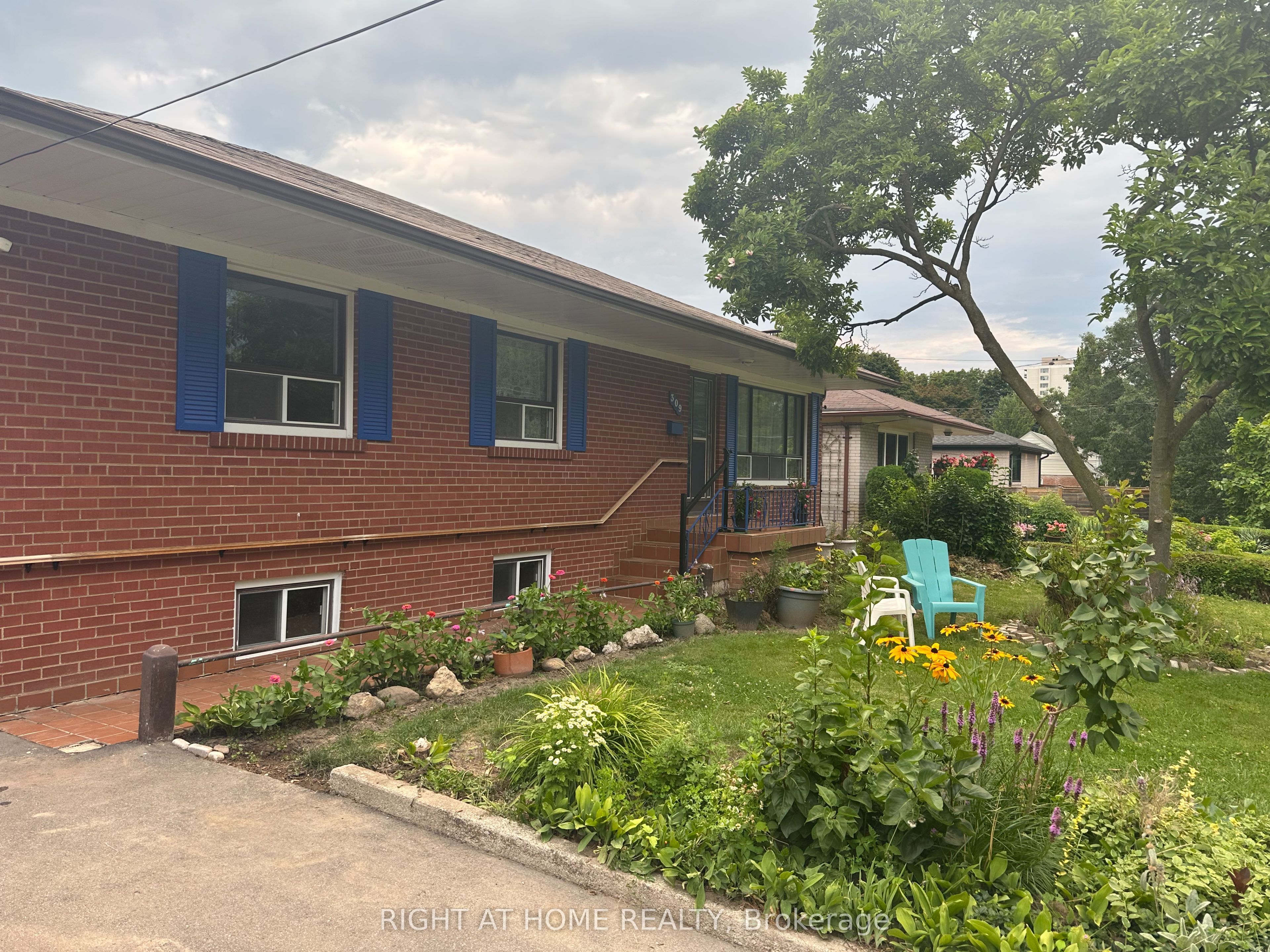 309 Queen Mary Drive, Oakville, ON L6K 3L5