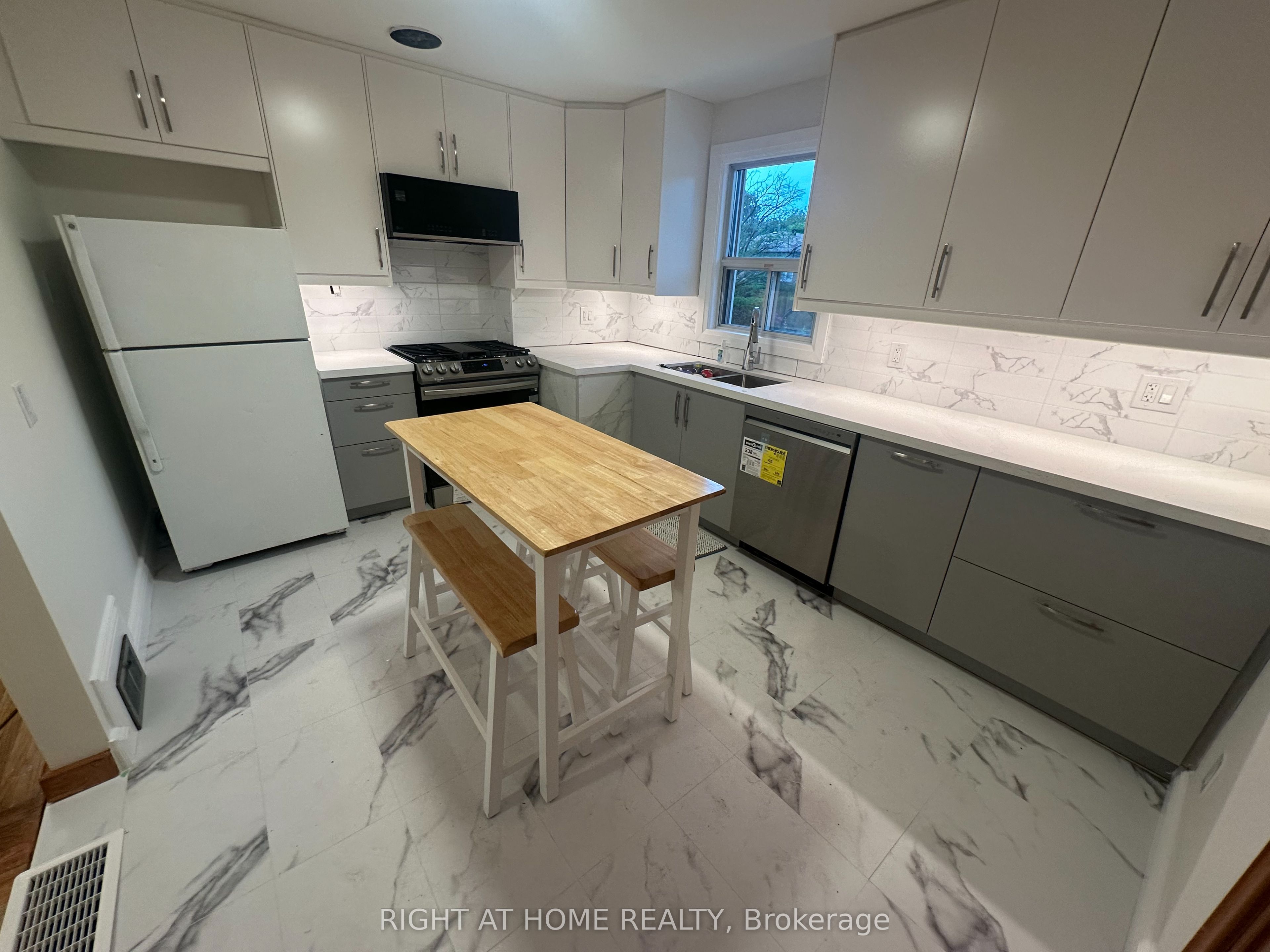 309 Queen Mary Drive, Oakville, ON L6K 3L5 photo 2