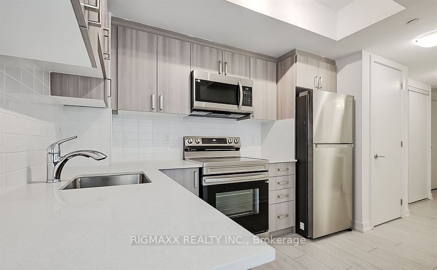 556 Marlee Avenue W 521, Toronto, ON M6B 0B1 photo 2
