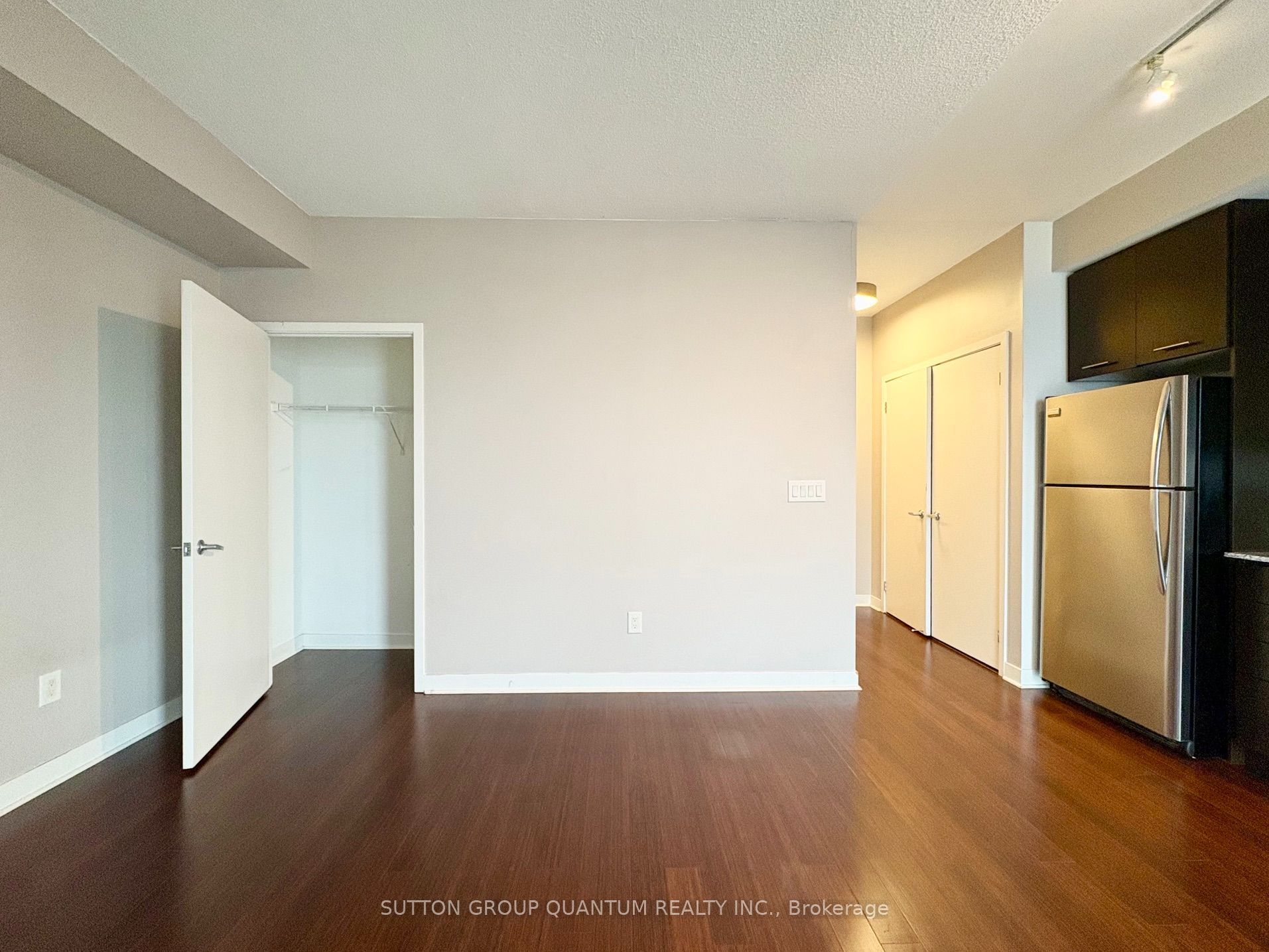 360 Square One Drive 2501, Mississauga, ON L5B 0G7 photo 2