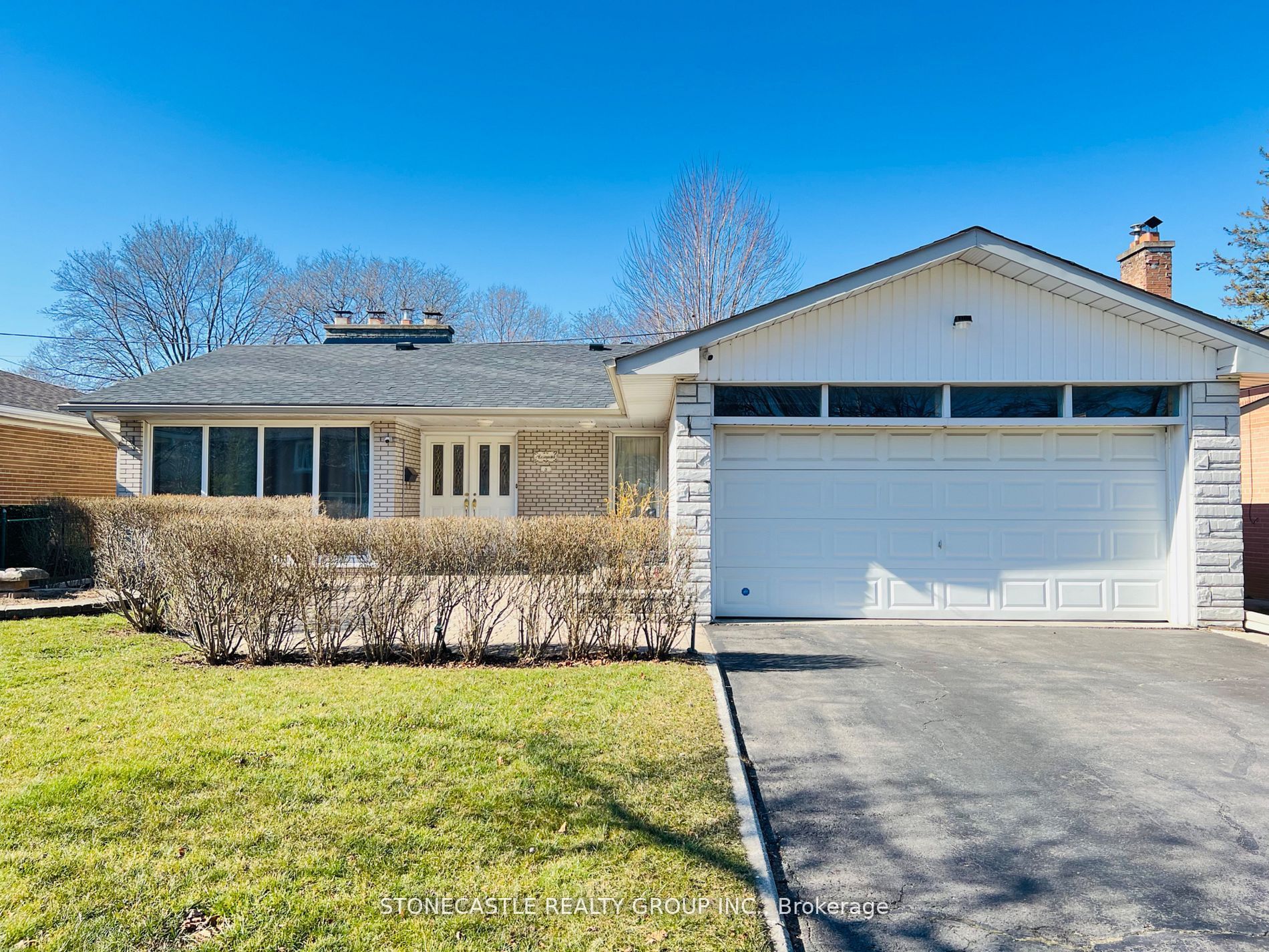8 Hartsdale Drive, Toronto, ON M9R 2S2