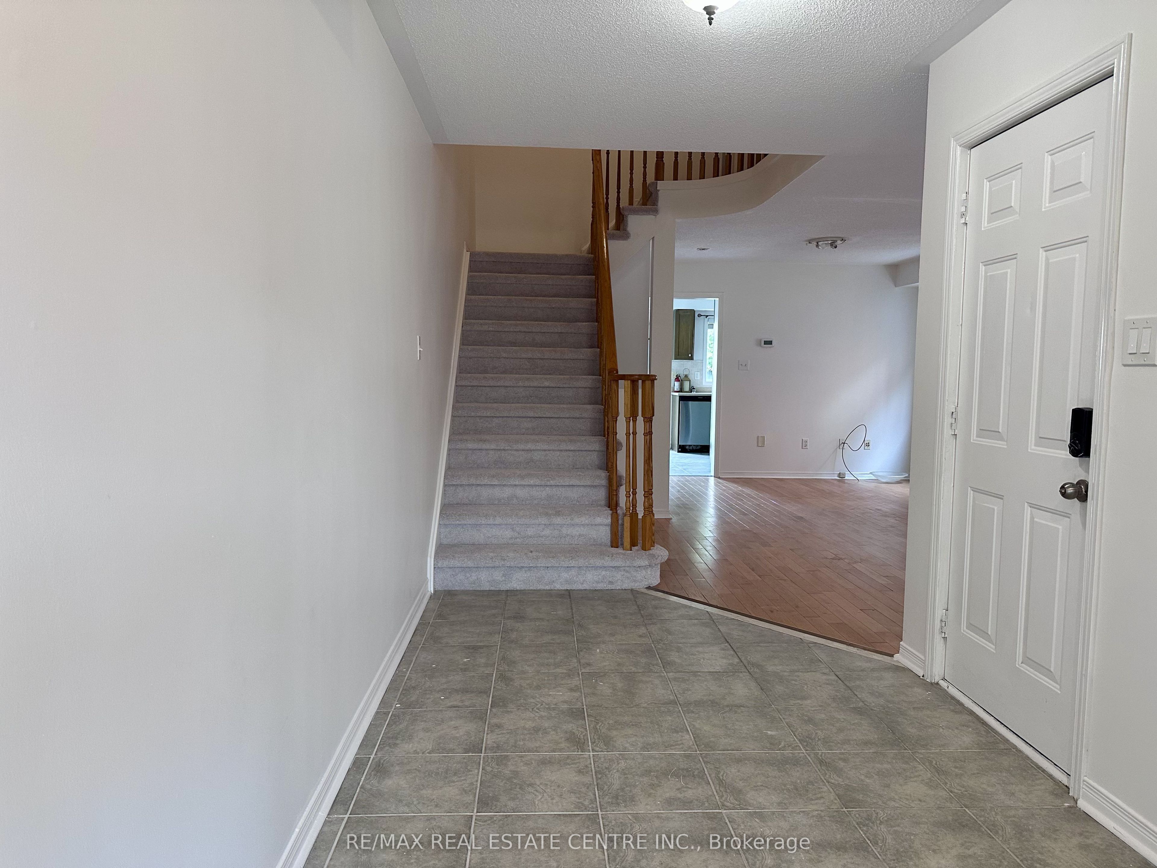 5673 Flora Drive, Burlington, ON L7L 6X4 photo 2