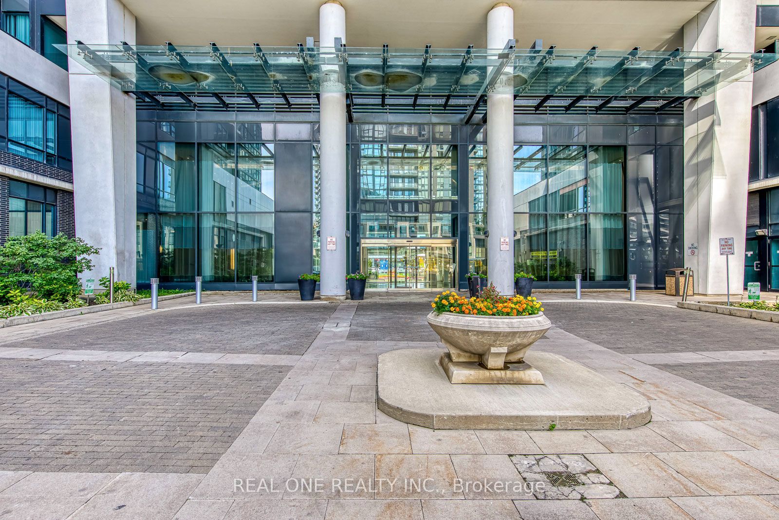 55 Eglinton Avenue W 407, Mississauga, ON L5R 0E4 photo 3
