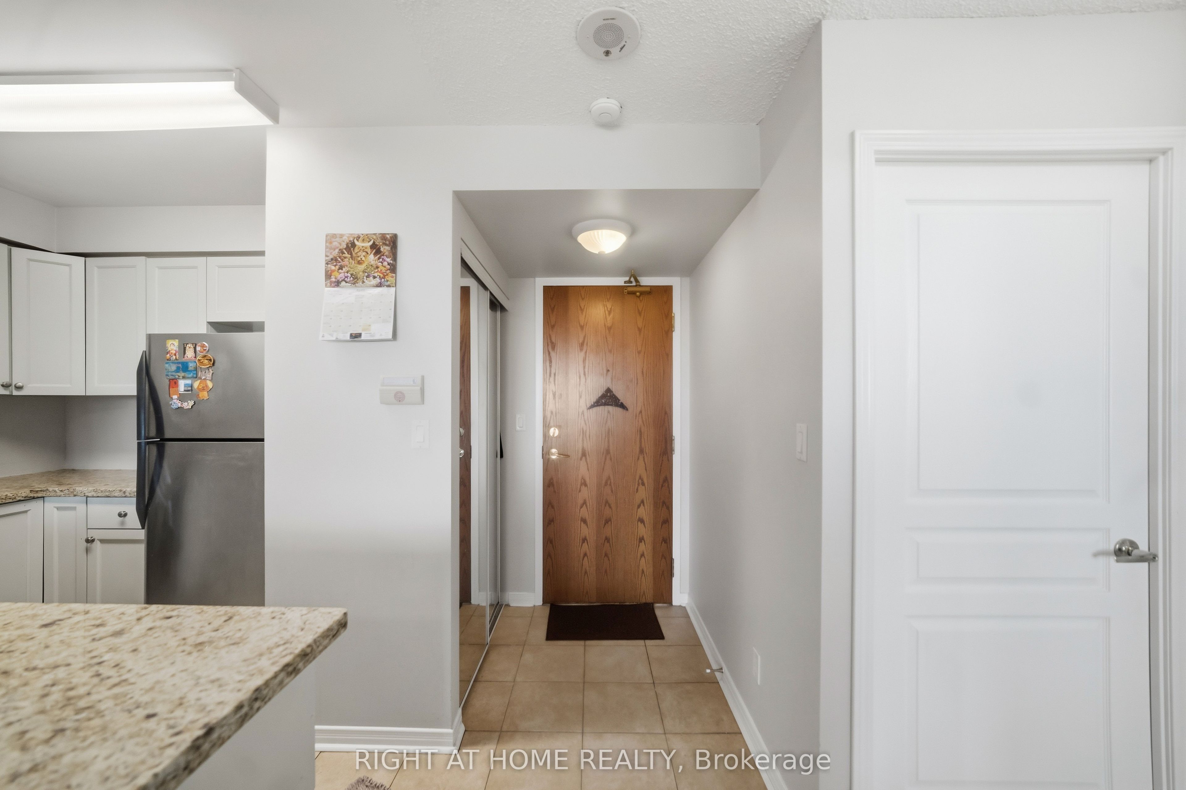 4879 KIMBERMOUNT Avenue 607, Mississauga, ON L5B 0H8 photo 3