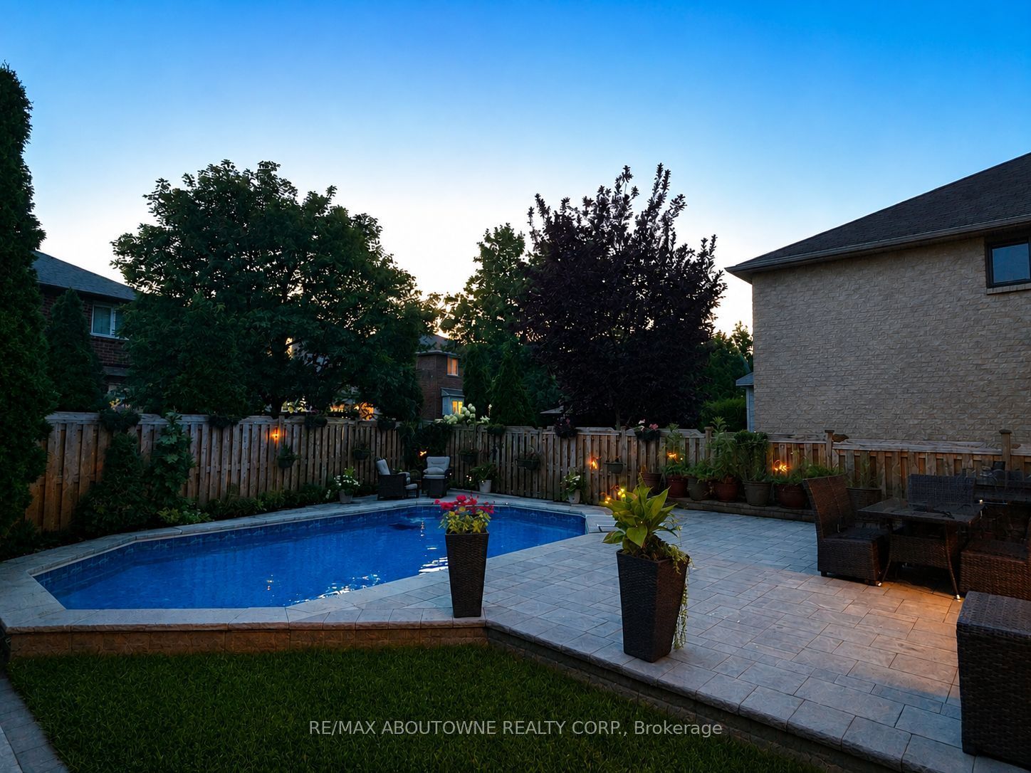 2216 NORFOLK Drive, Oakville, ON L6H 6H4 photo 2